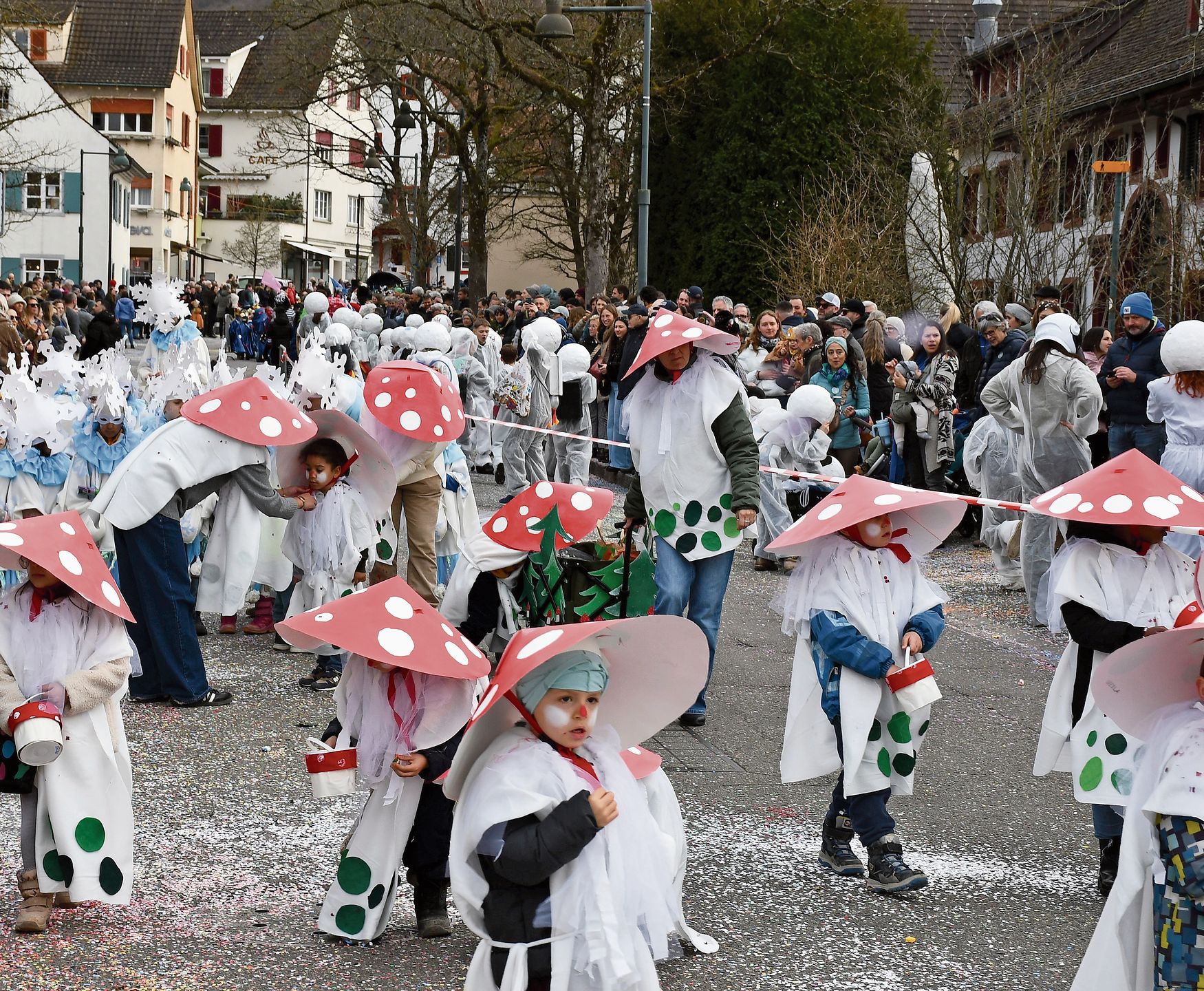 Frei nach Peach Weber: «Überall hets Pilzli draa» – allerdings sollte man bei den weiss gepunkteten Exemplaren Vorsicht walten lassen. 