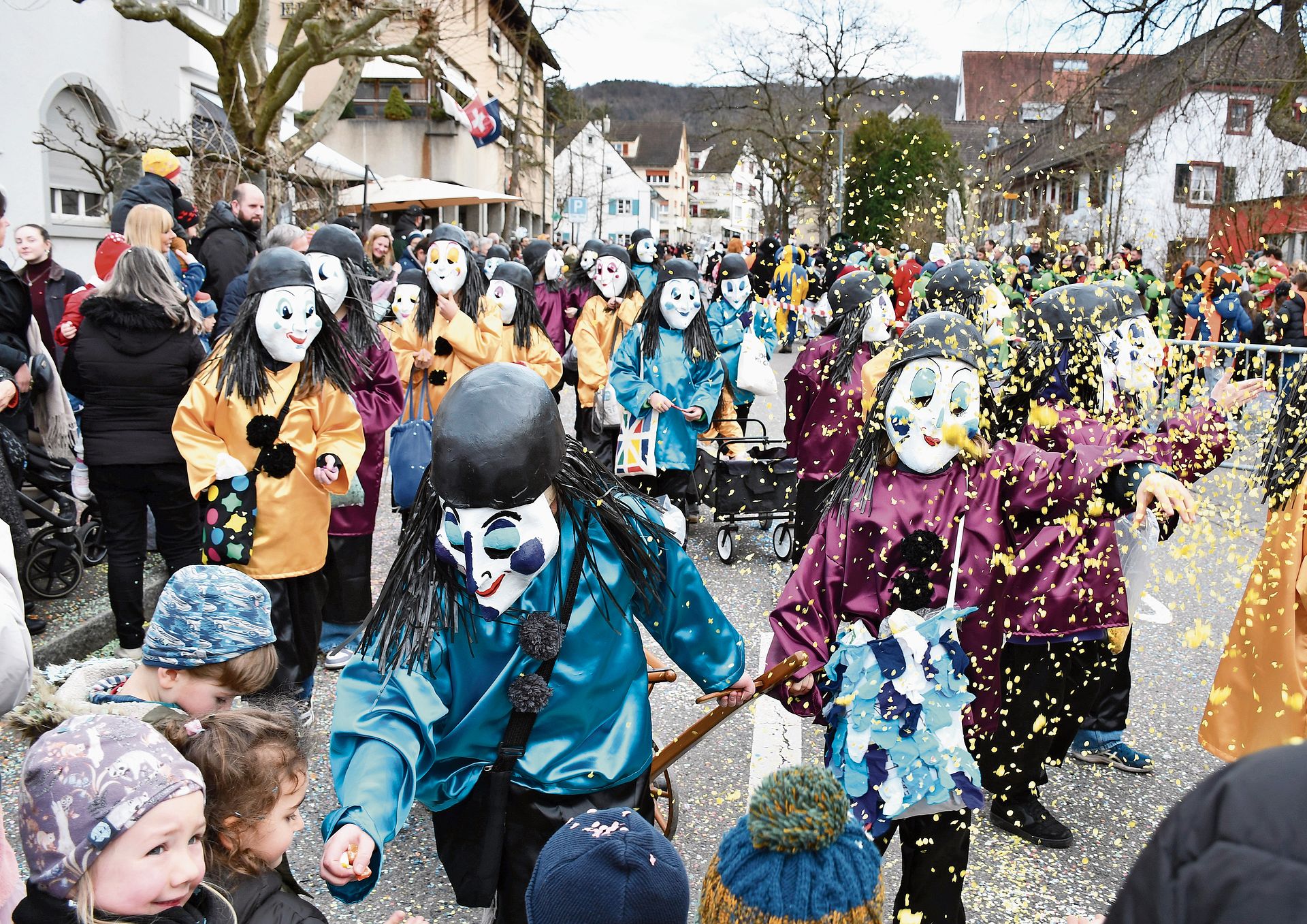 «Waart! Für dii han ich au no eppis!»: grosszügige Pierrots im Räppliregen. Fotos: Fabian Schwarzenbach