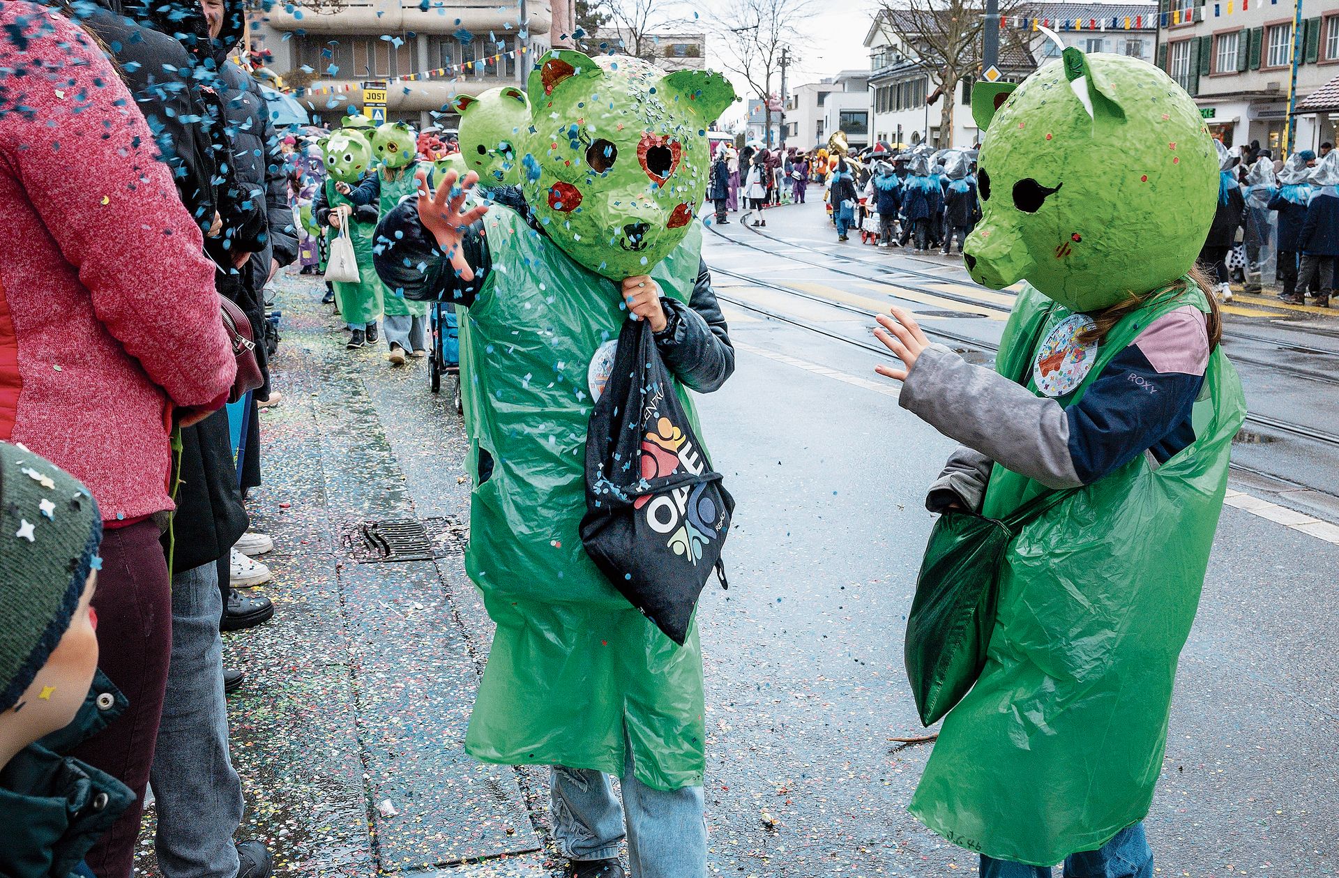 Der etwas andere Regen: «Räppli z wärfe macht eifach Spass!» Fotos: Kenneth Nars