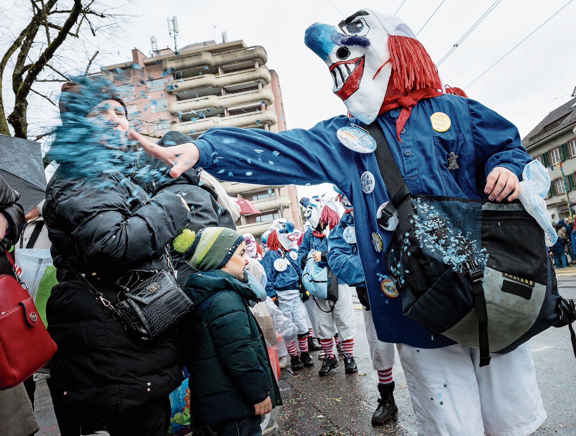 Erwischt! Diese «Räppli» werden die Besucherin wohl noch ein, zwei Tage zu Hause verfolgen – dank des nassen Wetters haften die Papierschnipsel besonders gut.