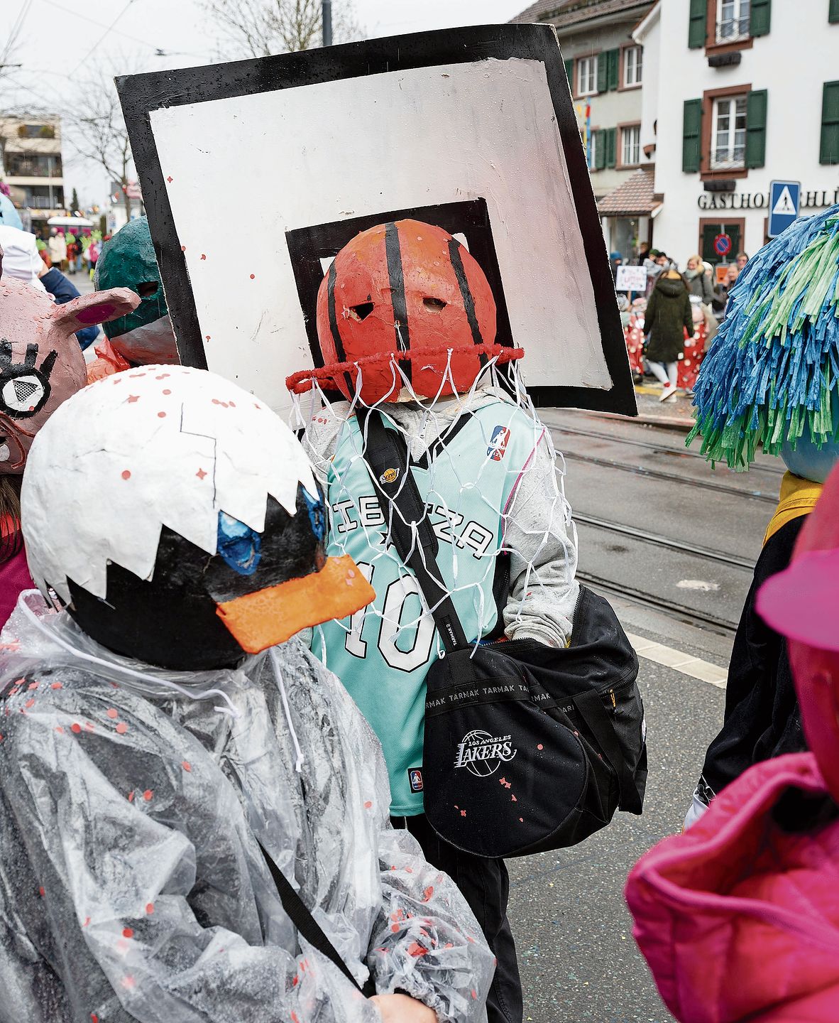 Kreativer Ballsport: Dieser «Sportsfreund» hat den Korb auf sicher getroffen. 