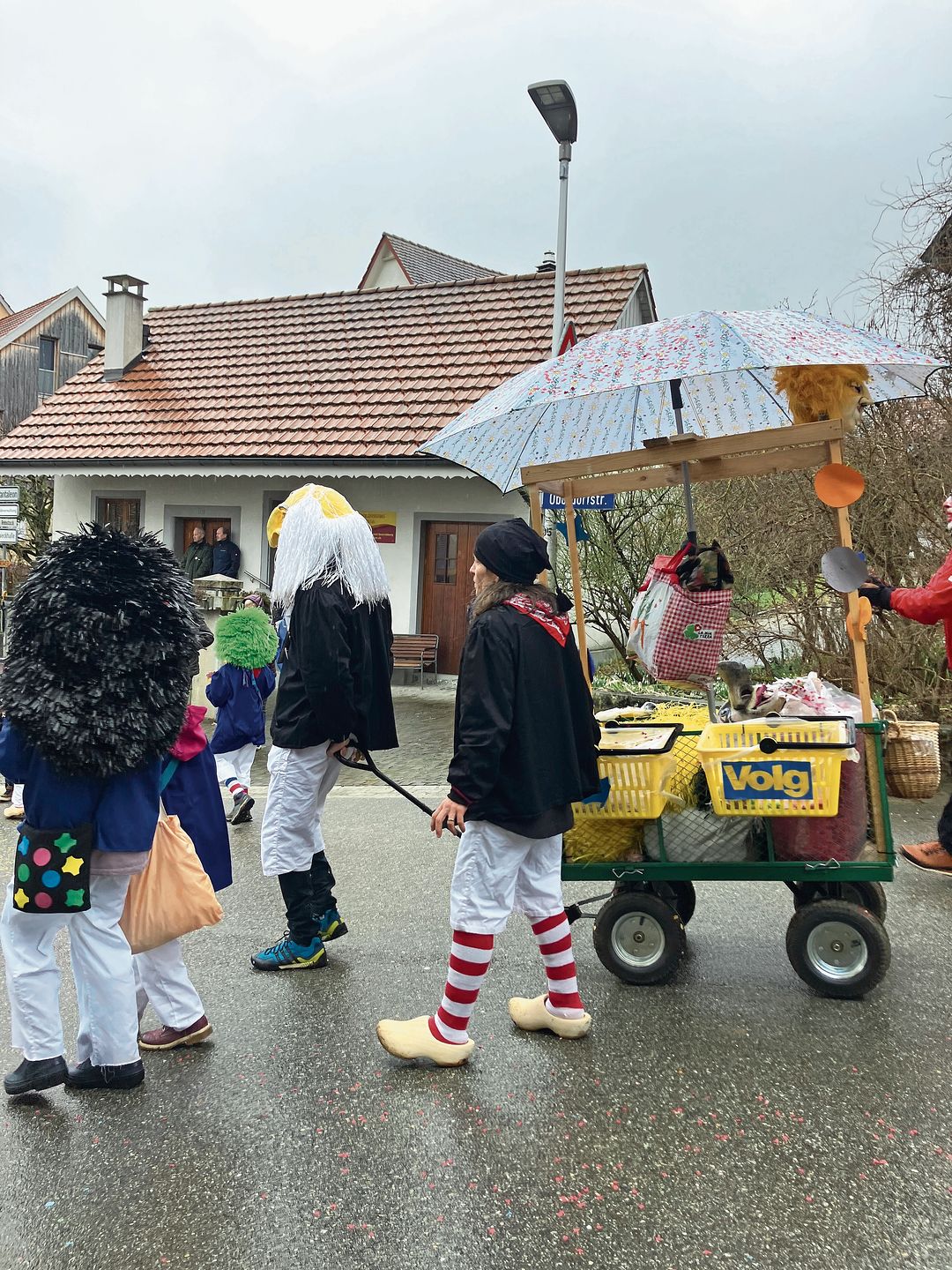 «Mehr als ä Ladä»: Der Volg im Dorf war das übergreifende Thema der Fasnacht – dieser Wagen verteilte aber nicht nur Lebensmittel. 
