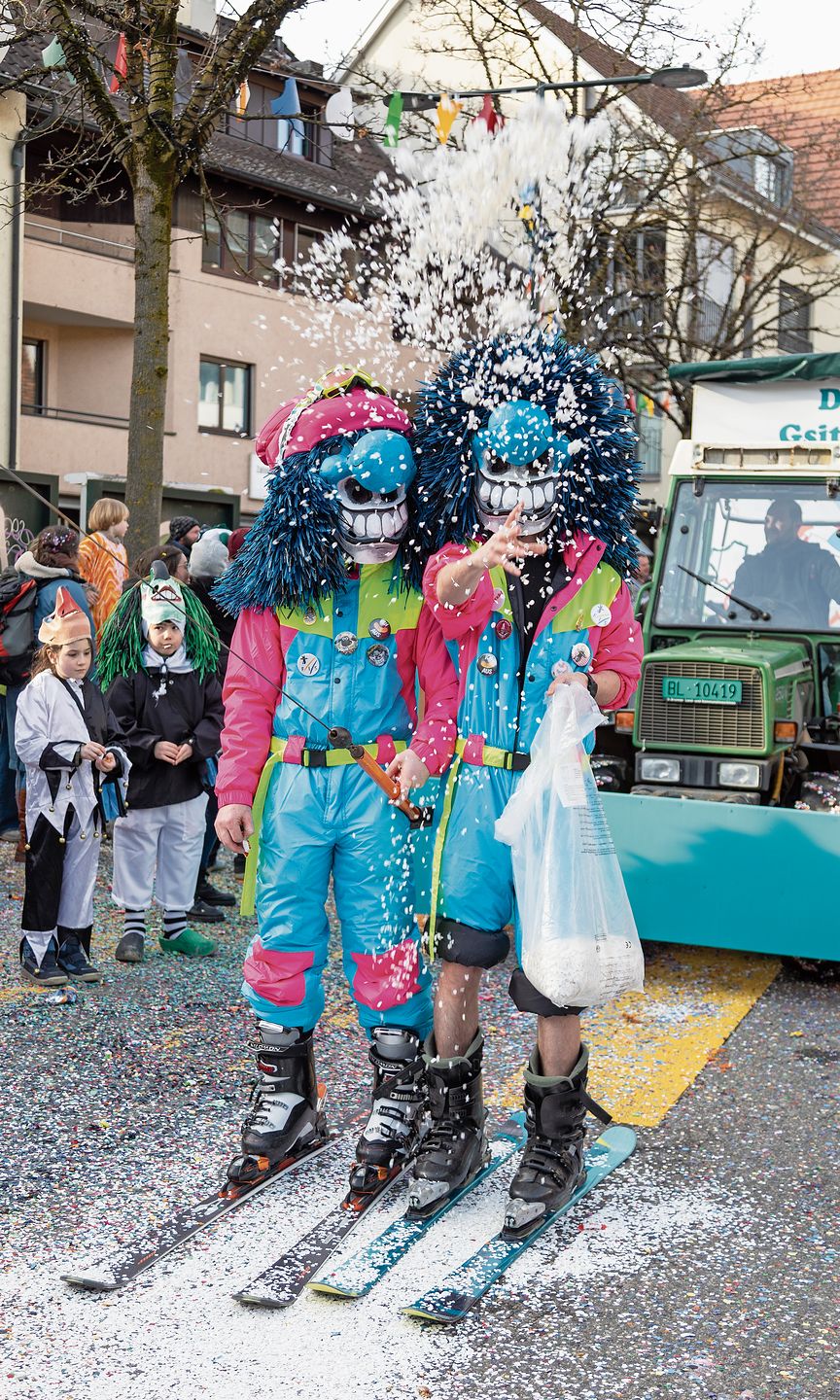 «Baby-Sitter-Waggis»: Skifahren und Fasnacht Hand in Hand. «Baby-Sitter-Waggis»: Skifahren und Fasnacht Hand in Hand.