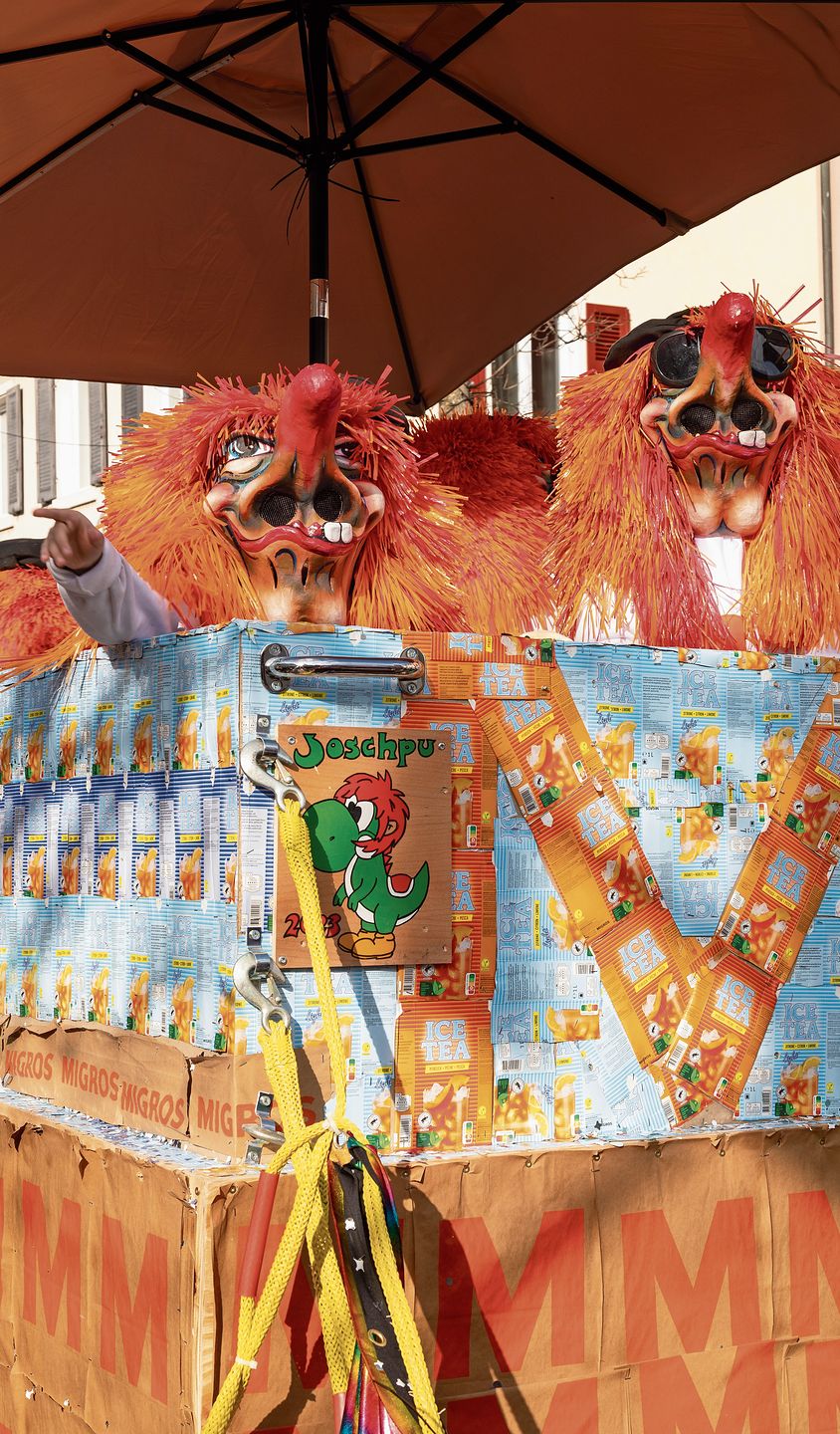 Putzig: die Kinder im buntenEistee-Wagen. Putzig: die Kinder im buntenEistee-Wagen.