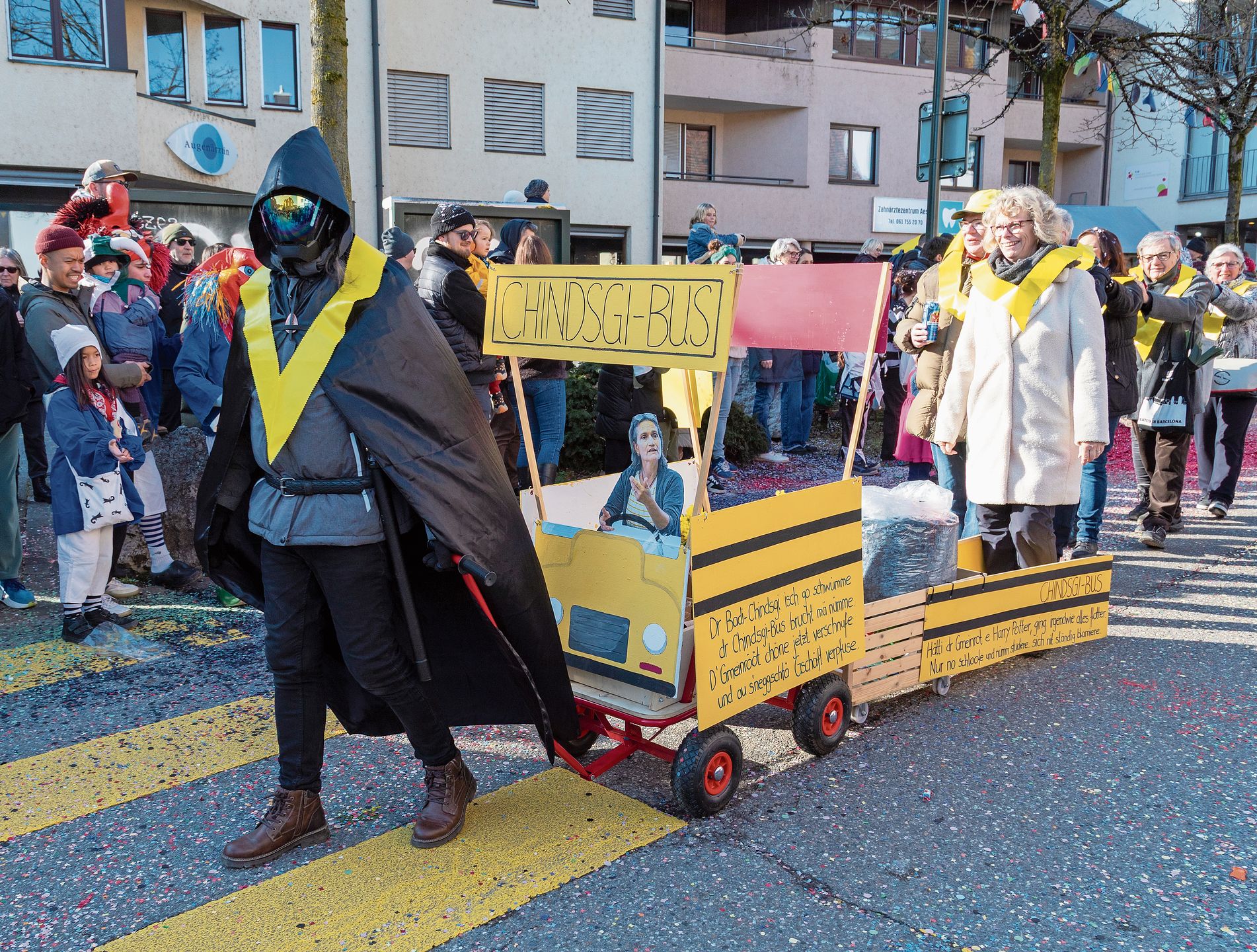 Chindsgi-Bus: Für die ganz kleinen Fasnächtler geht Sicherheit vor. Am Steuer: Gemeindepräsidentin Eveline Sprecher. Chindsgi-Bus: Für die ganz kleinen Fasnächtler geht Sicherheit vor. Am Steuer: Gemeindepräsidentin Eveline Sprecher.