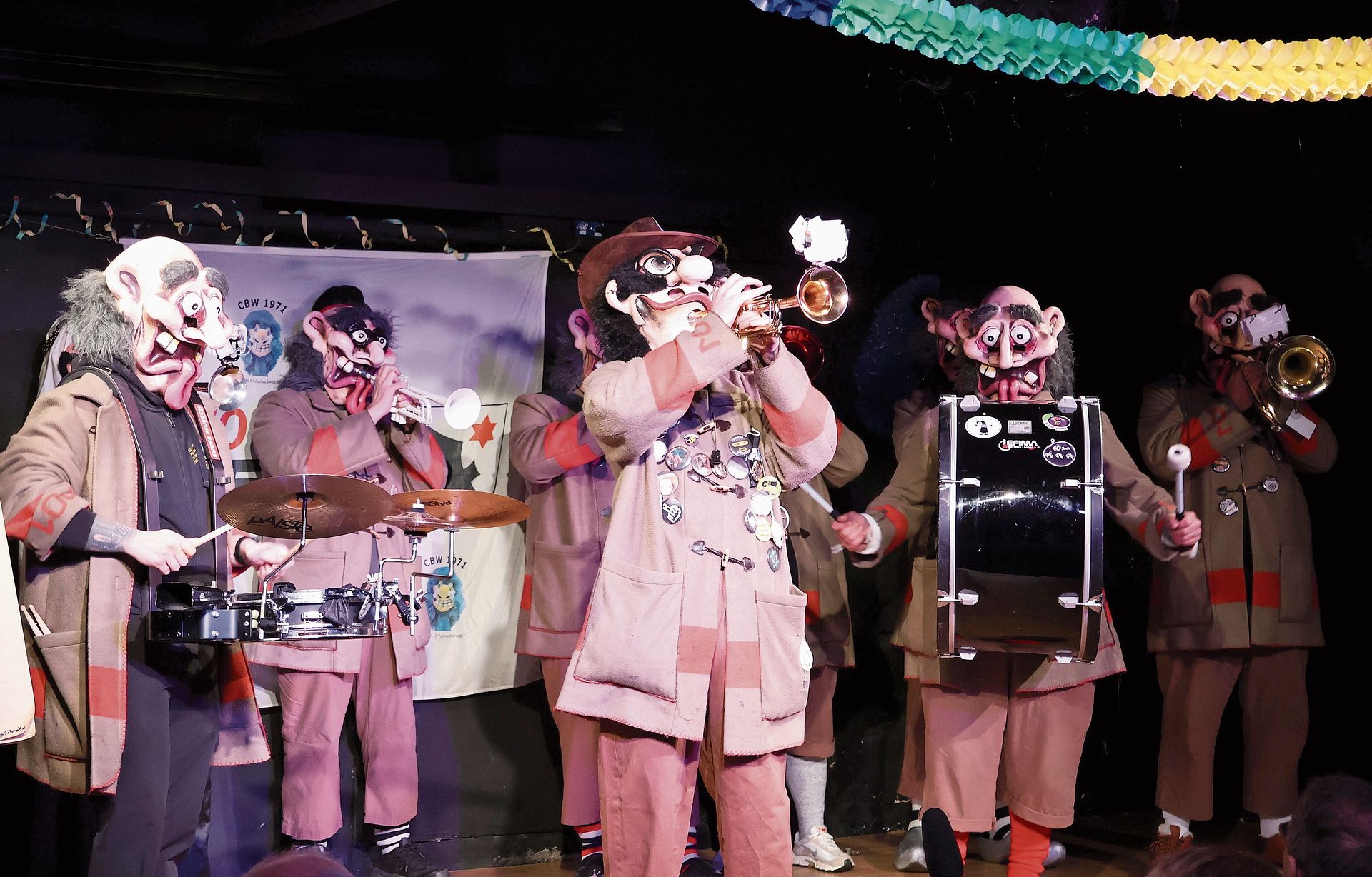 Lautstarker Eröffnungsakt: Die Guggenmusik Pfluume-Pfupfer aus Pfeffingen sorgte für einen «Alperose»-Ohrwurm.