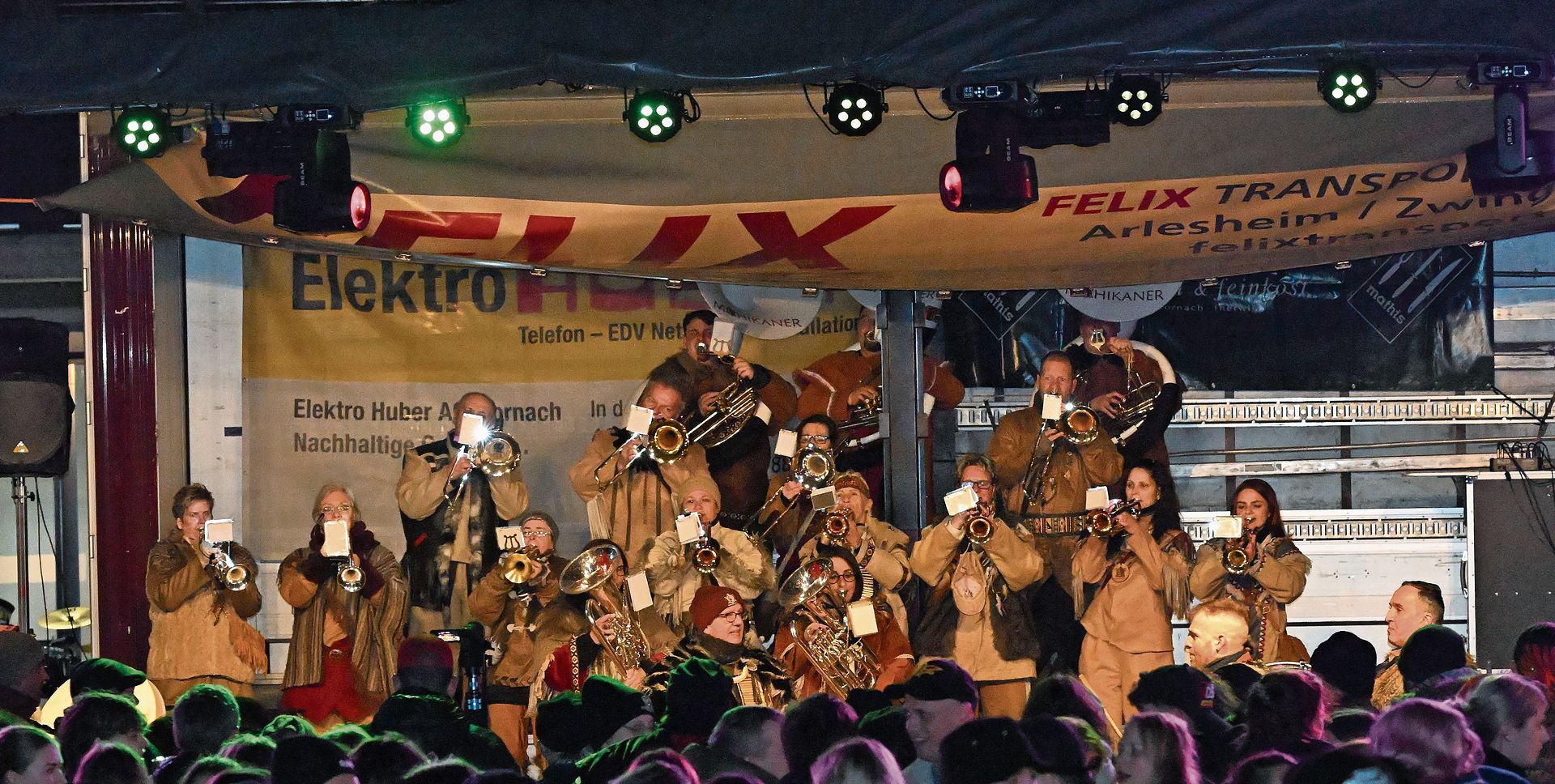 Gut gefüllter Nepomukplatz: Das Guggenkonzert zog wie immer viel Publikum an. Fotos: Fabia MAieroni