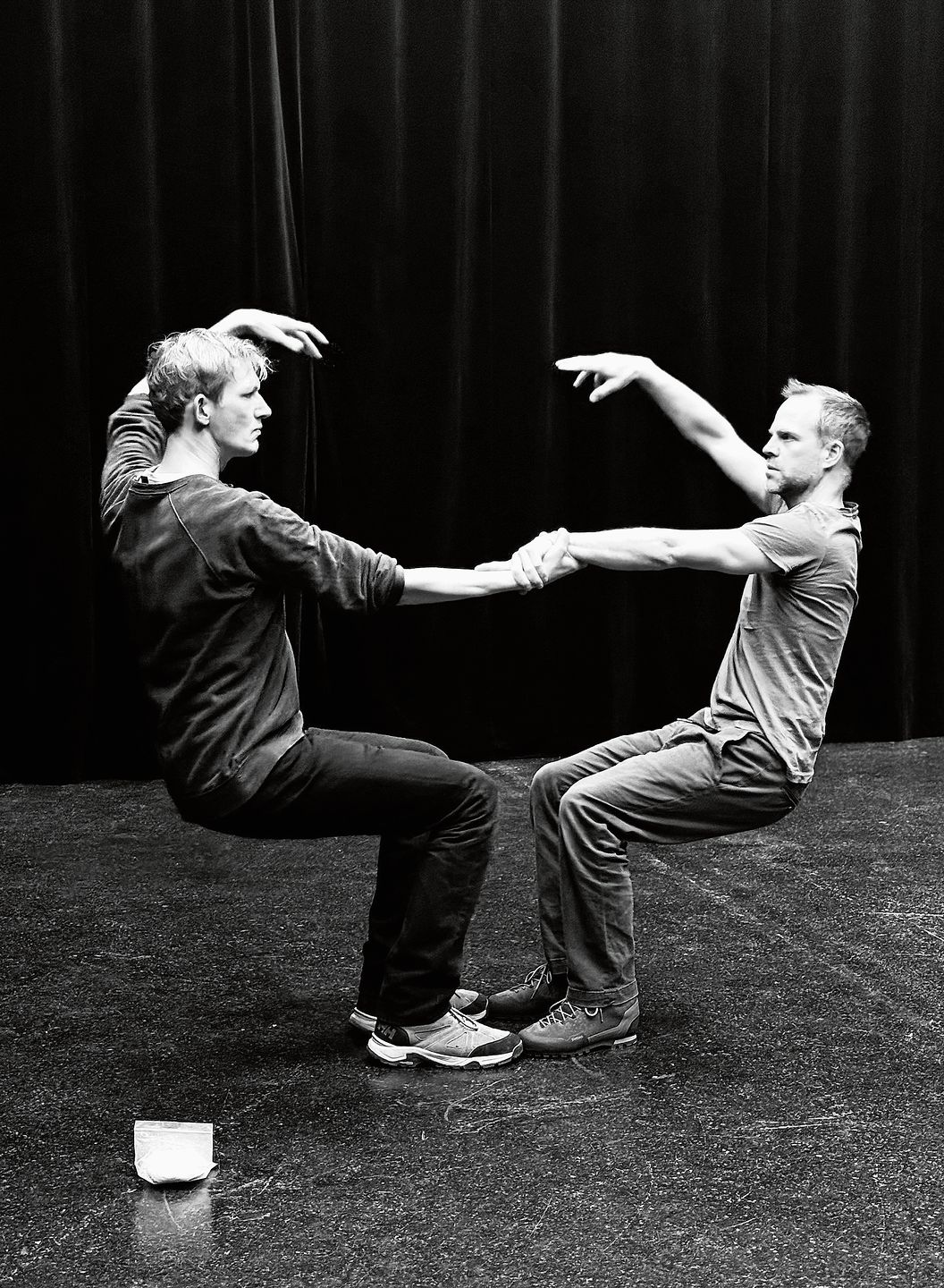 Arbeit mit choreografischen Elementen: Der Fokus wird gleichermassen auf Sprache und Körper gelegt. Arbeit mit choreografischen Elementen: Der Fokus wird gleichermassen auf Sprache und Körper gelegt.