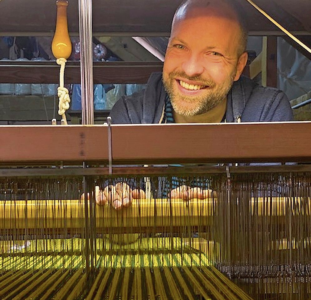 Am Webstuhl: Der ehemalige Schauspieler Alexander Leder hat mit dem Weben eine neue Passion entdeckt. Fotos: zvg