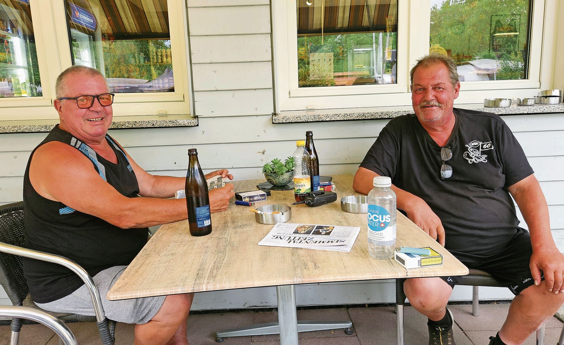 Kurze Pause: Stephan Müller (rechts) gönnt sich mit Gast Christoph ein Bier. Fotos: Yann Schlegel Kurze Pause: Stephan Müller (rechts) gönnt sich mit Gast Christoph ein Bier. Fotos: Yann Schlegel