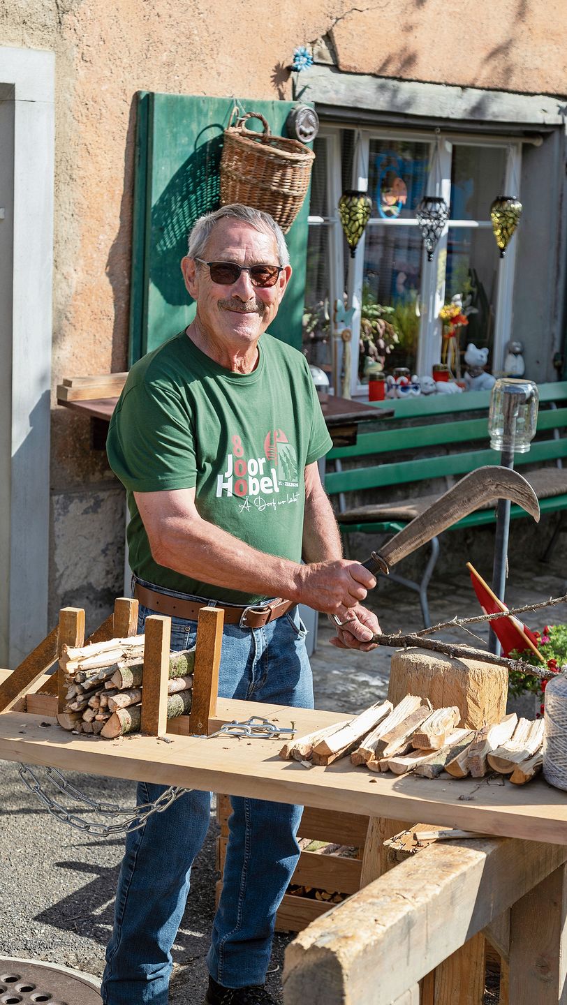 Basler Wälleli: Ruedi Trösch zeigt, wie die Astpäckchen gemacht werden. Basler Wälleli: Ruedi Trösch zeigt, wie die Astpäckchen gemacht werden.