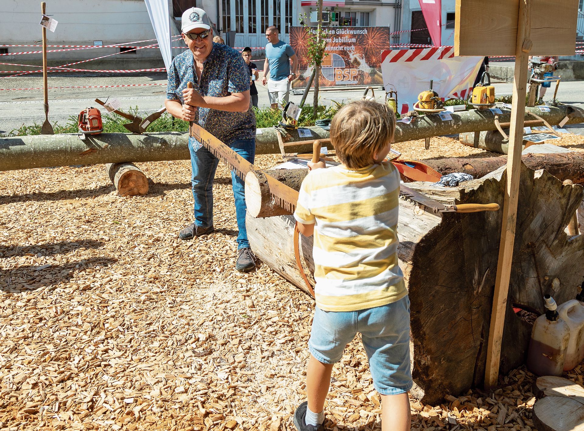 Zweimannsäge: Wer sägt die Holzscheibe am schnellsten ab? Zweimannsäge: Wer sägt die Holzscheibe am schnellsten ab?