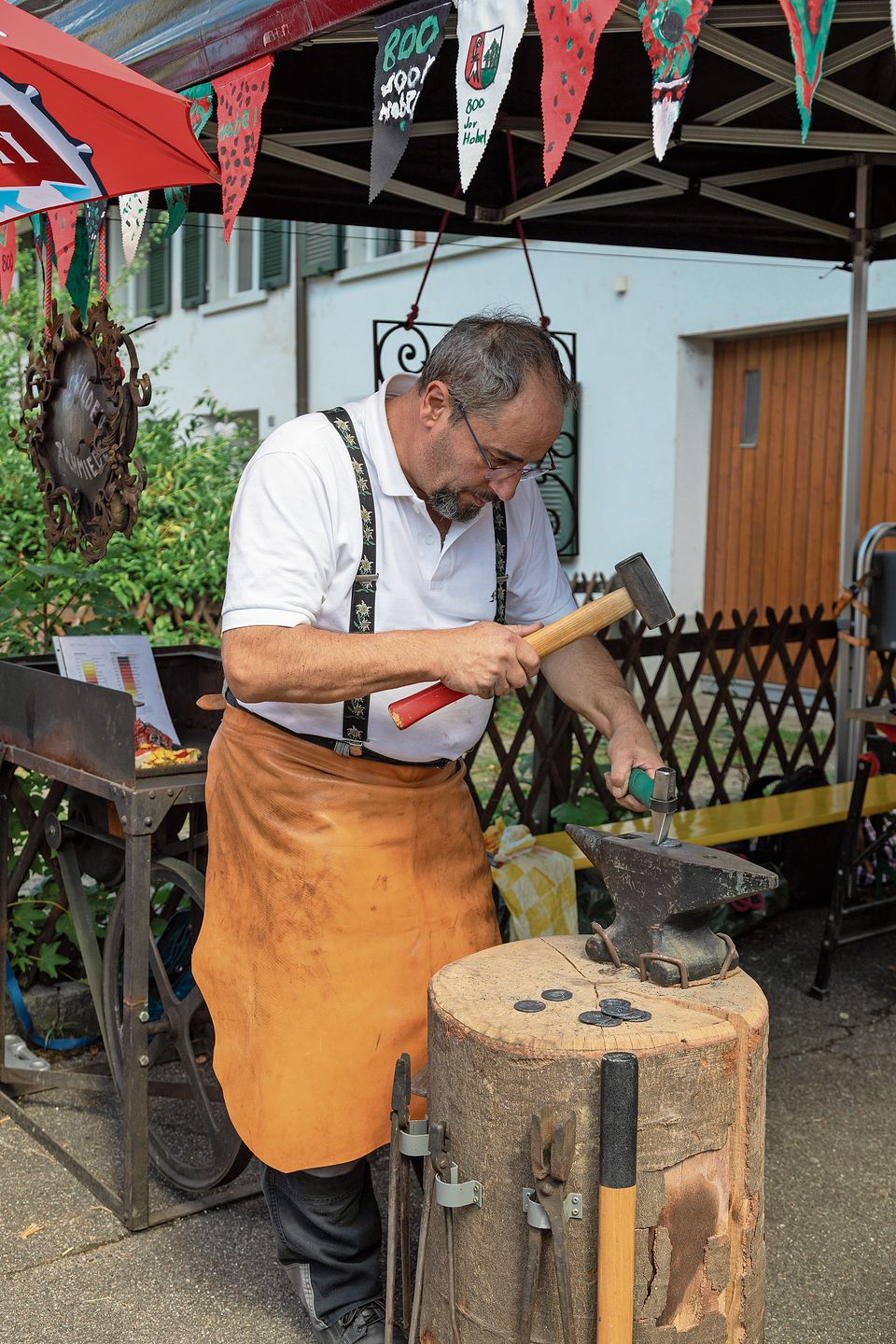 Altes Handwerk: Der Schmied zeigt, wie’s geht. Altes Handwerk: Der Schmied zeigt, wie’s geht.