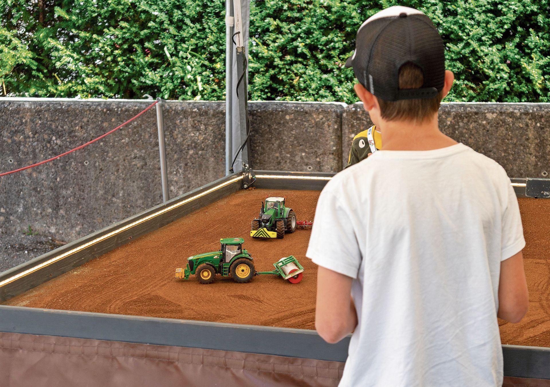 Modellspielland: Wer möchte nicht mit kleinen Fahrzeugen ein Feld pflügen? Modellspielland: Wer möchte nicht mit kleinen Fahrzeugen ein Feld pflügen?