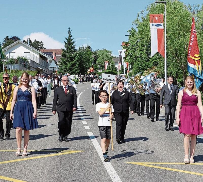 Parade: Die Brass Band Breitenbach eröffnet am Samstag die Parade mit Mariann Gisin (Mitte rechts) und Ivo Cueni (Mitte links) und den beiden Ehrendamen, Zwillingsschwestern aus Seewen. FOTOS: CARLO LANG