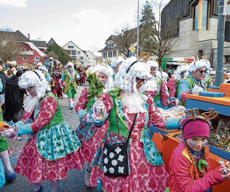 Die einheimischen Turnfäger: Zelebrieren ihr 20-Jähriges mit Süssigkeiten.
