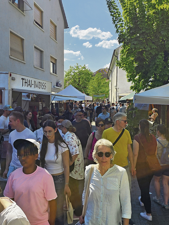 In Bummellaune: In der Amthausgasse war es am Nachmittag richtig eng. 