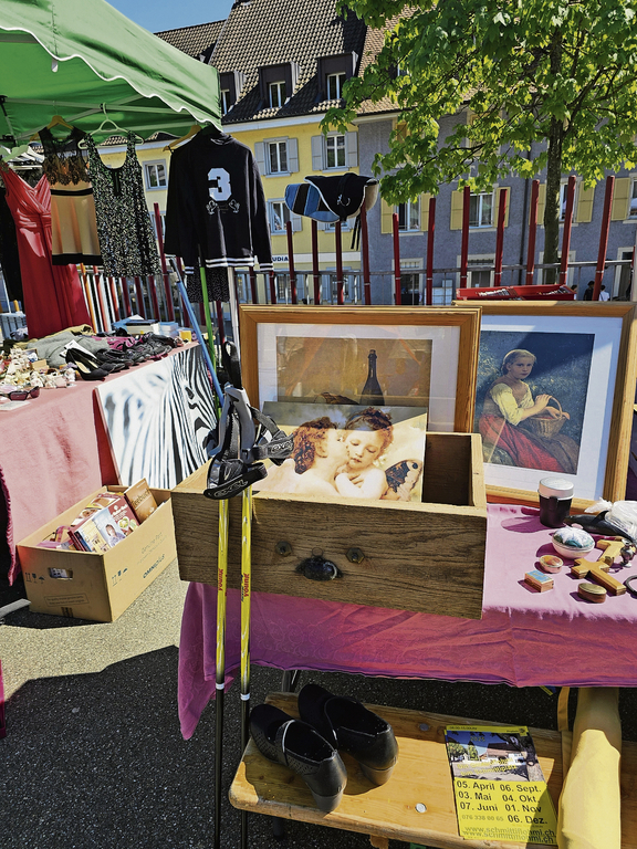 Für Schnäppchenjägerinnen und -jäger: Auf dem Pausenplatz des Schulhauses Serafin konnte am Flohmarkt nach Herzenslust gestöbert werden. 