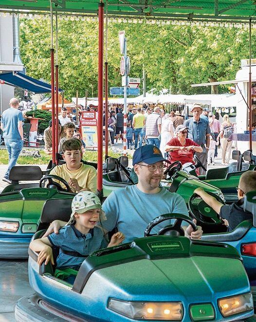 Immer wieder beliebt: Die Autoscooter auf dem Parkplatz Breitgarten.