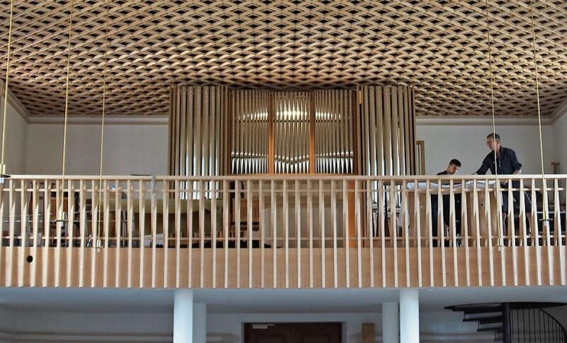Die neue Orgel: Letzte Intonationsarbeiten werden getätigt, damit die Orgel zur Einweihung am 7. September perfekt tönt. Fotos: Gaby Walther