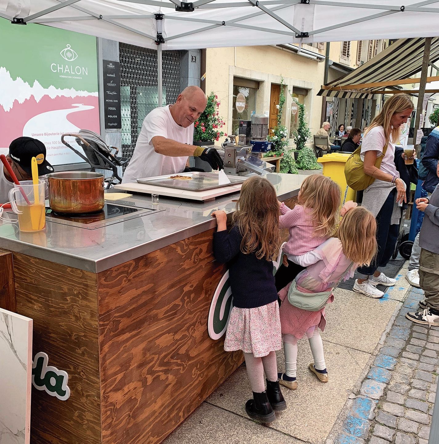 Bonbons kochen: Die Kleinen beobachteten genau, wie Ricolas entstehen.
