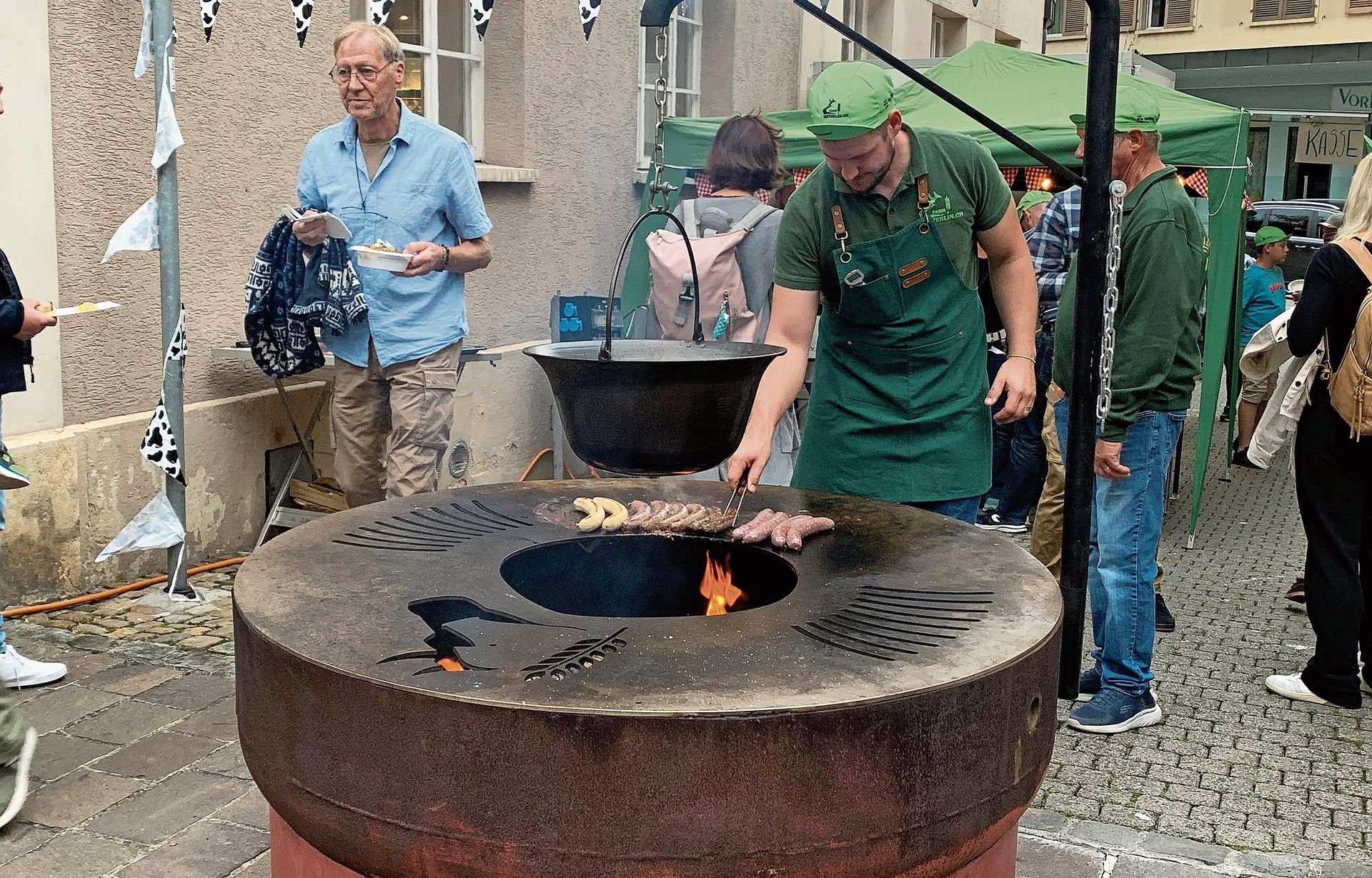 Feines vom Grill: Die Farm Neyerlin bot Bratwurst mit Holzofenbrot an.