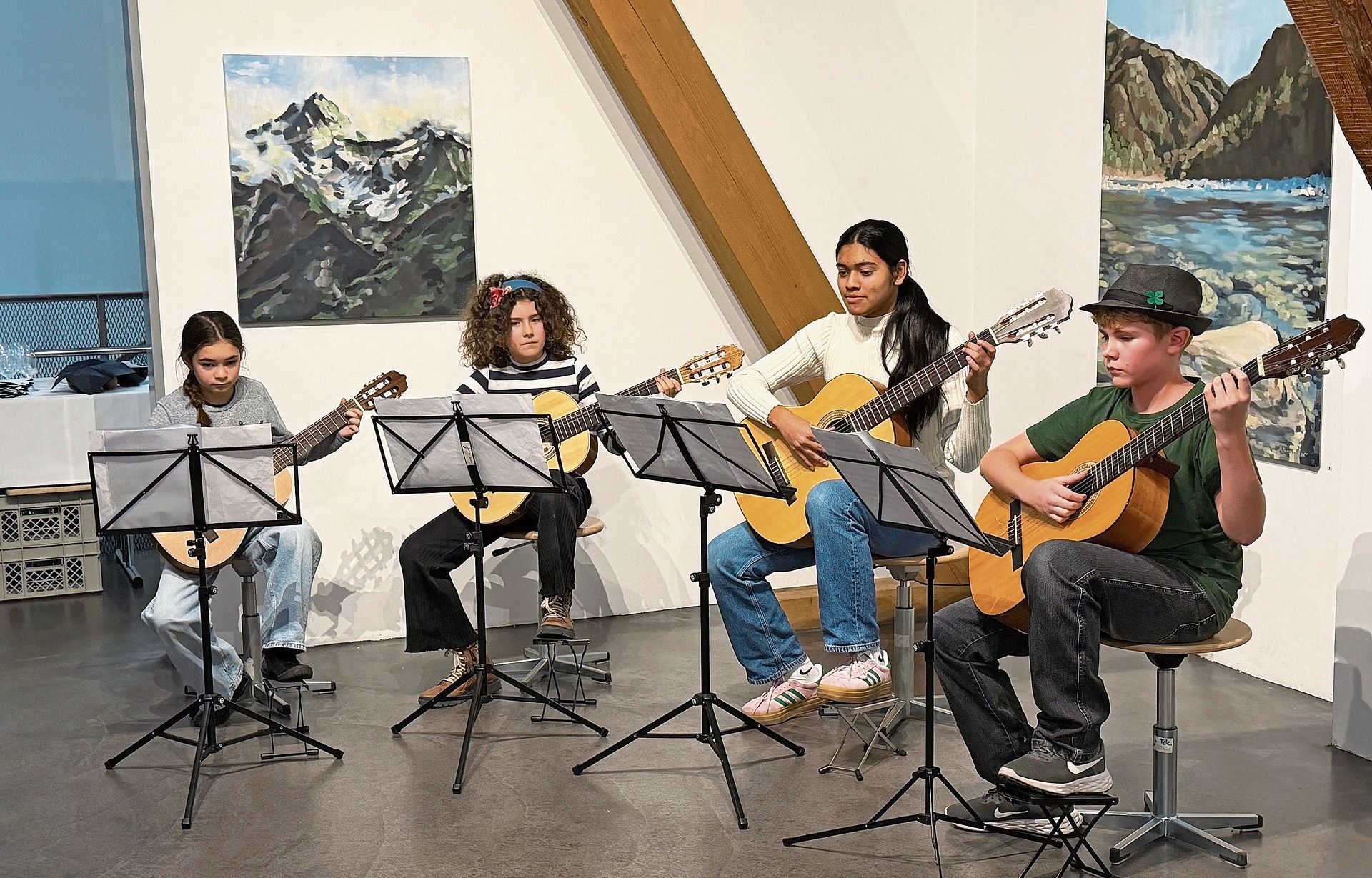 Gitarrenquartett: Livia Hänggi, Paula Kamm, Sreya Sreekumar und Theo Buchwalder. Gitarrenquartett: Livia Hänggi, Paula Kamm, Sreya Sreekumar und Theo Buchwalder.