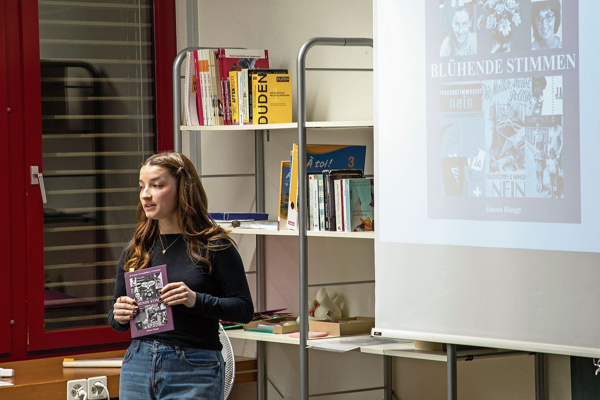 Die Journalistin: Simona Hänggi mit ihrem Band «Blühende Stimmen. Die Journalistin: Simona Hänggi mit ihrem Band «Blühende Stimmen.