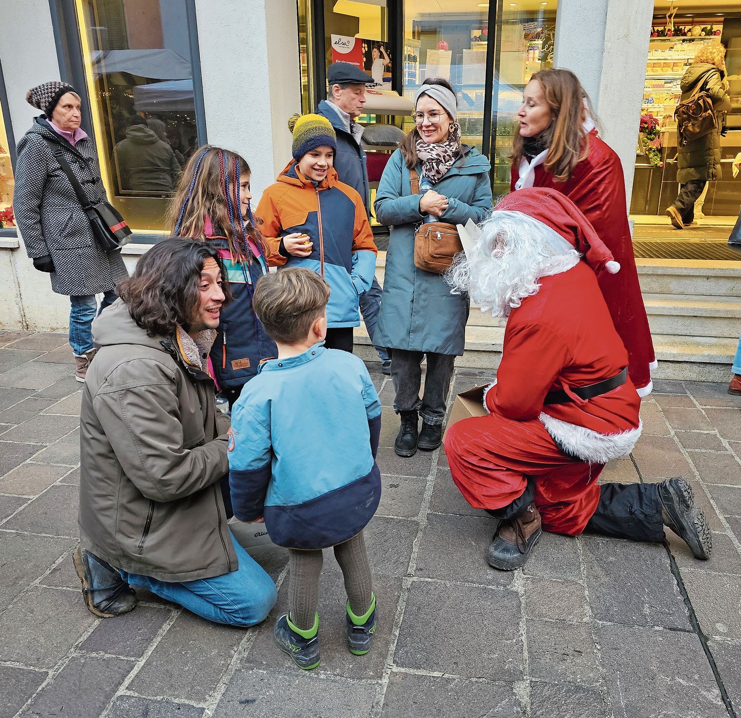 Obligatorischer Besuch: Der Samichlaus dürfte am Samstag, 6. Dezember, eigentlich praktisch ausgebucht gewesen sein. Er nahm sich trotzdem Zeit, um auch die Kinder am Christchindlimärt Laufen zu besuchen. Obligatorischer Besuch: Der Samichlaus dürfte am Samstag, 6. Dezember, eigentlich praktisch ausgebucht gewesen sein. Er nahm sich trotzdem Zeit, um auch die Kinder am Christchindlimärt Laufen zu besuchen.