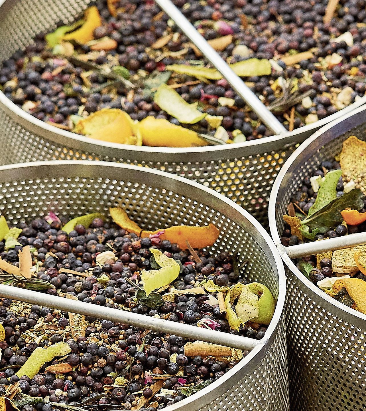 Schonende Destillation: Diese gelingt mithilfe von Aromakörben. 