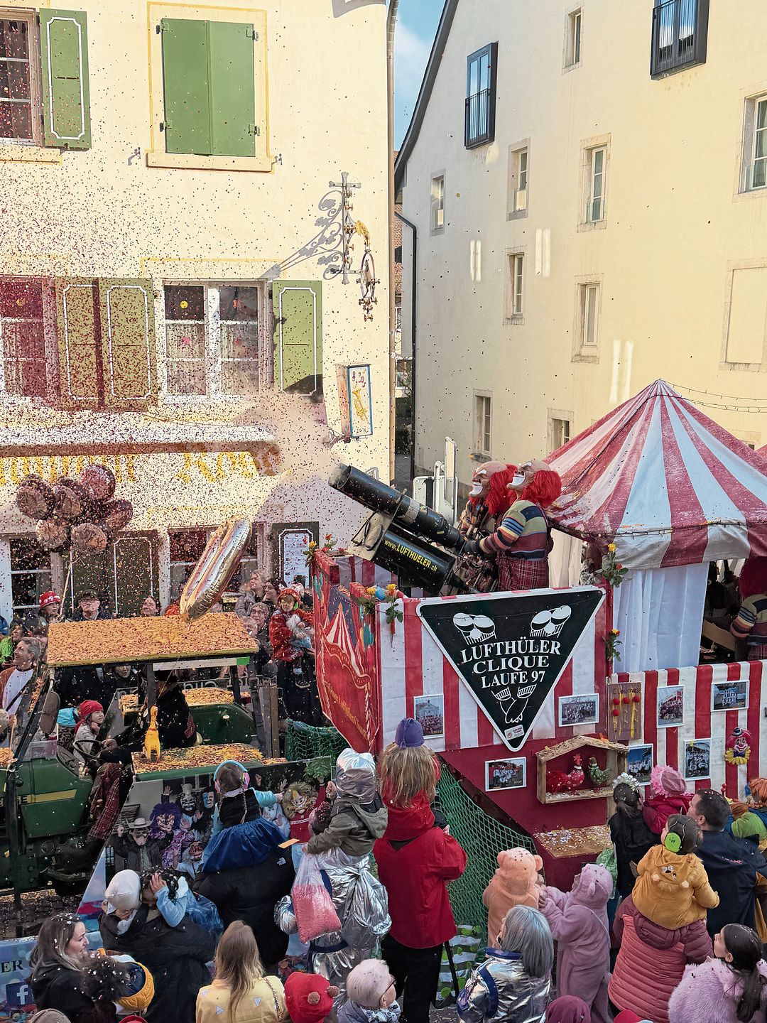 Lassen es regnen: Die Lufthüler Clique schiesst Konfetti in den Himmel und feiert Jubiläum. Lassen es regnen: Die Lufthüler Clique schiesst Konfetti in den Himmel und feiert Jubiläum.