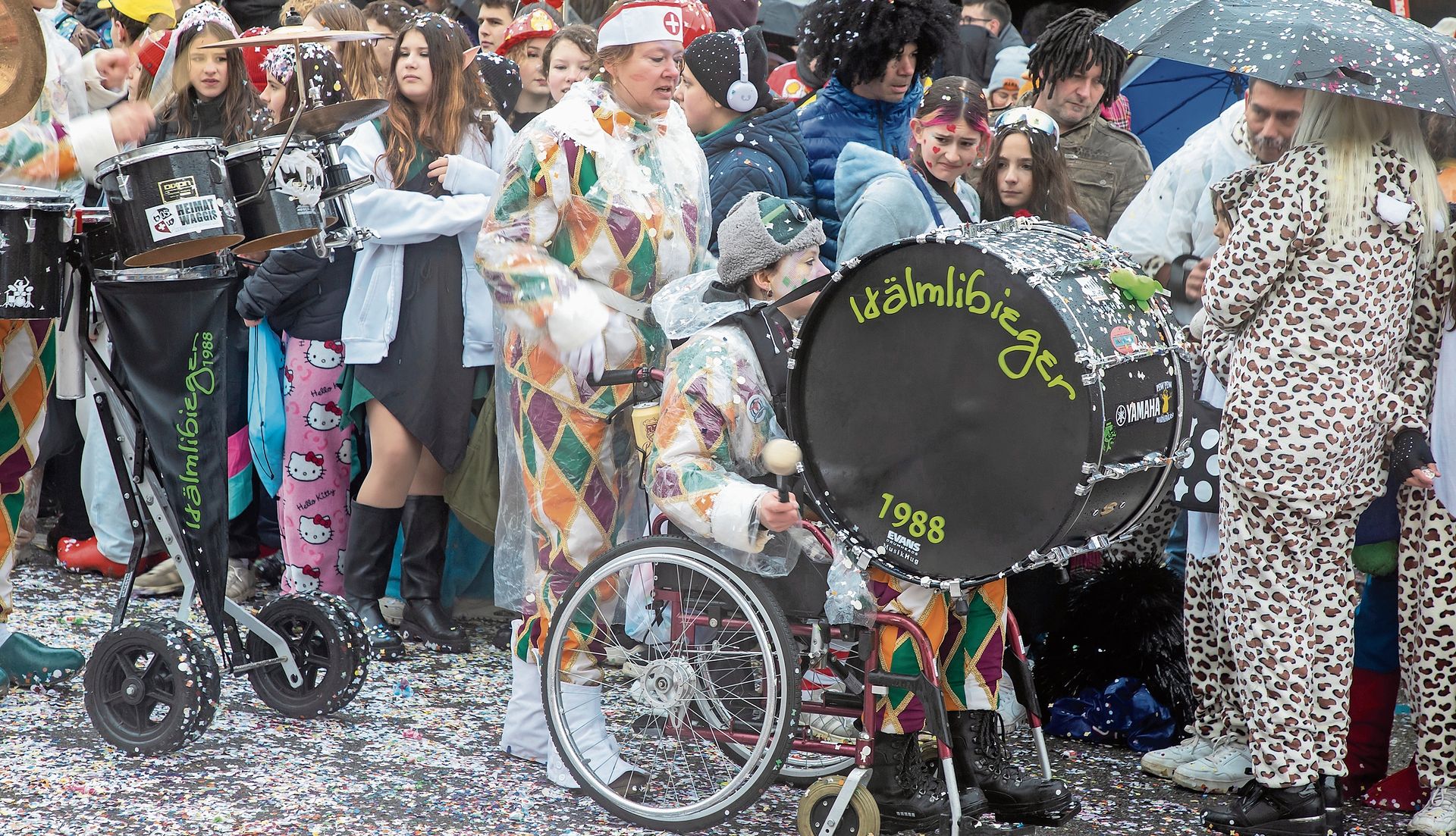 Auf die Pauke hauen: Guggenmusik Hälmlibieger aus Röschenz. Auf die Pauke hauen: Guggenmusik Hälmlibieger aus Röschenz.