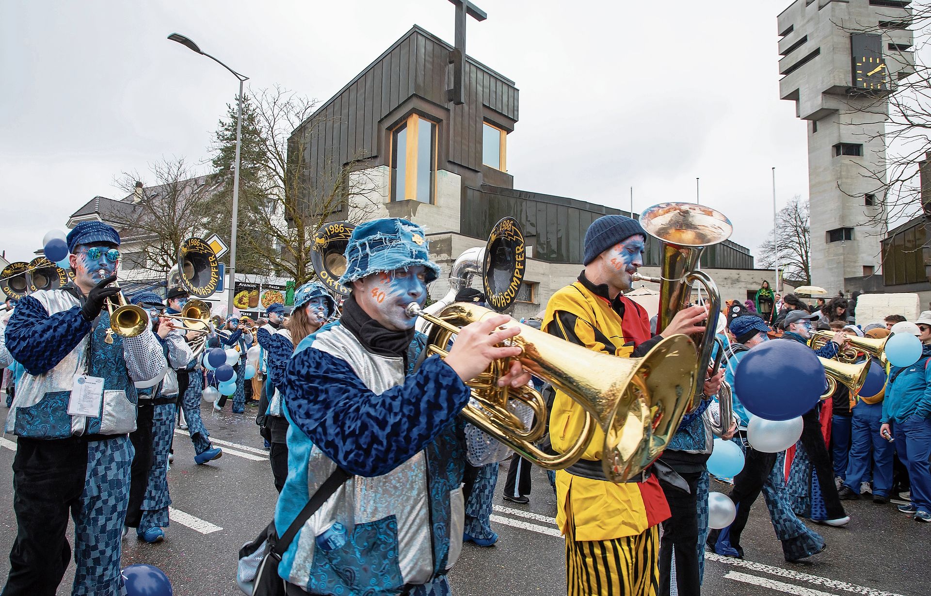 Überdimensionales Flügelhorn: Die Oktaväsumpfer Büsserach feiern ihr 40-Jähriges. Überdimensionales Flügelhorn: Die Oktaväsumpfer Büsserach feiern ihr 40-Jähriges.