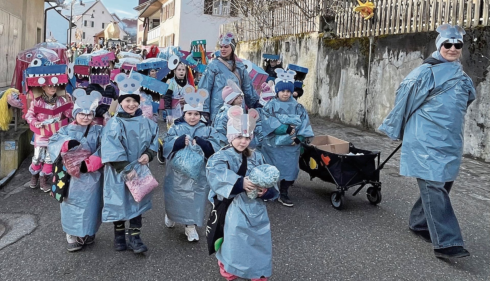 Kinderumzug: Mit einem Säckchen Konfetti bewaffnet zogen die Mäuse durchs Dorf. Kinderumzug: Mit einem Säckchen Konfetti bewaffnet zogen die Mäuse durchs Dorf.