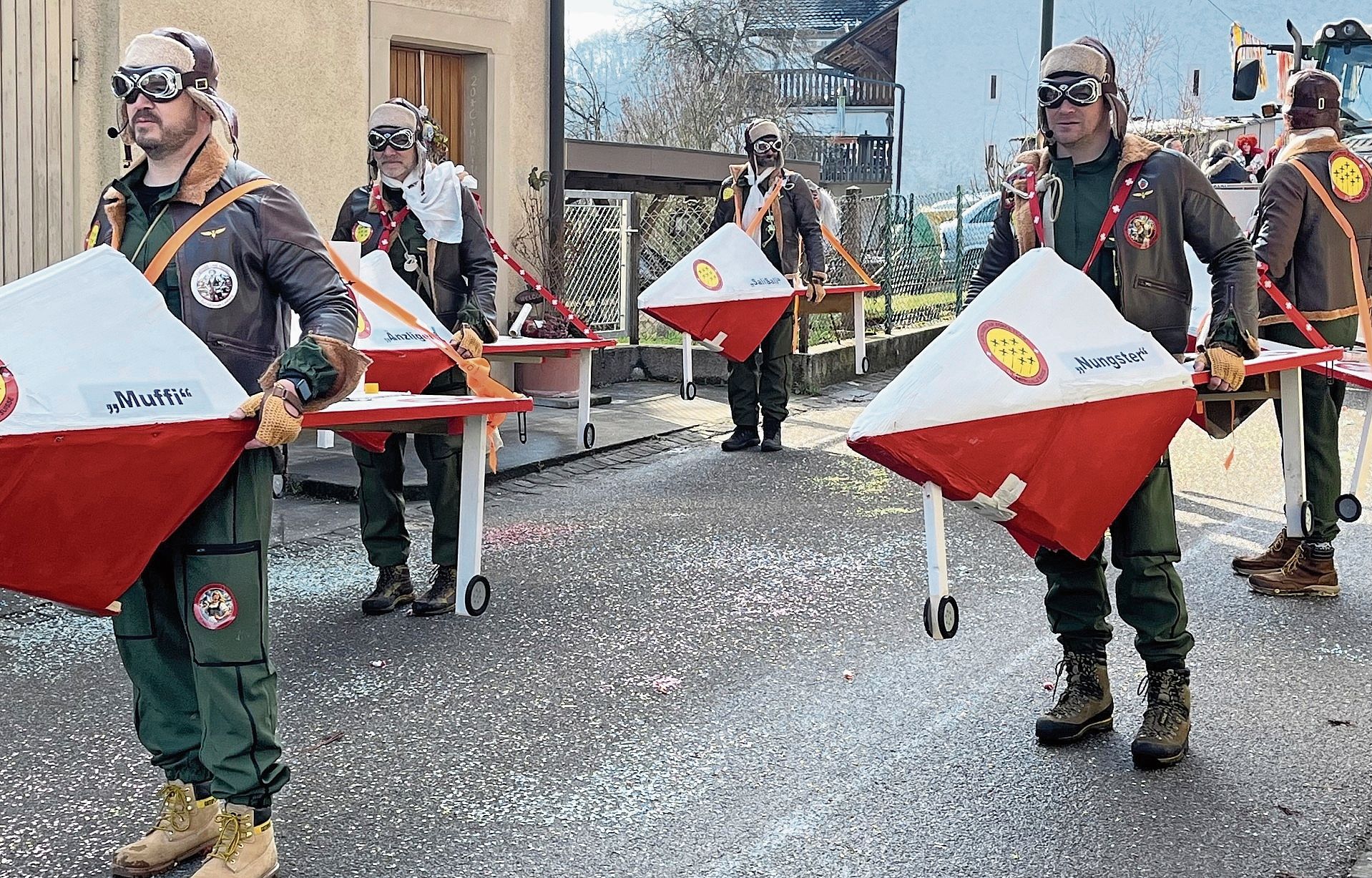 Auf dem letzten Flug: Der Sturmtrupp liess ein letztes Mal die Patrouille Suisse aufleben. Auf dem letzten Flug: Der Sturmtrupp liess ein letztes Mal die Patrouille Suisse aufleben.