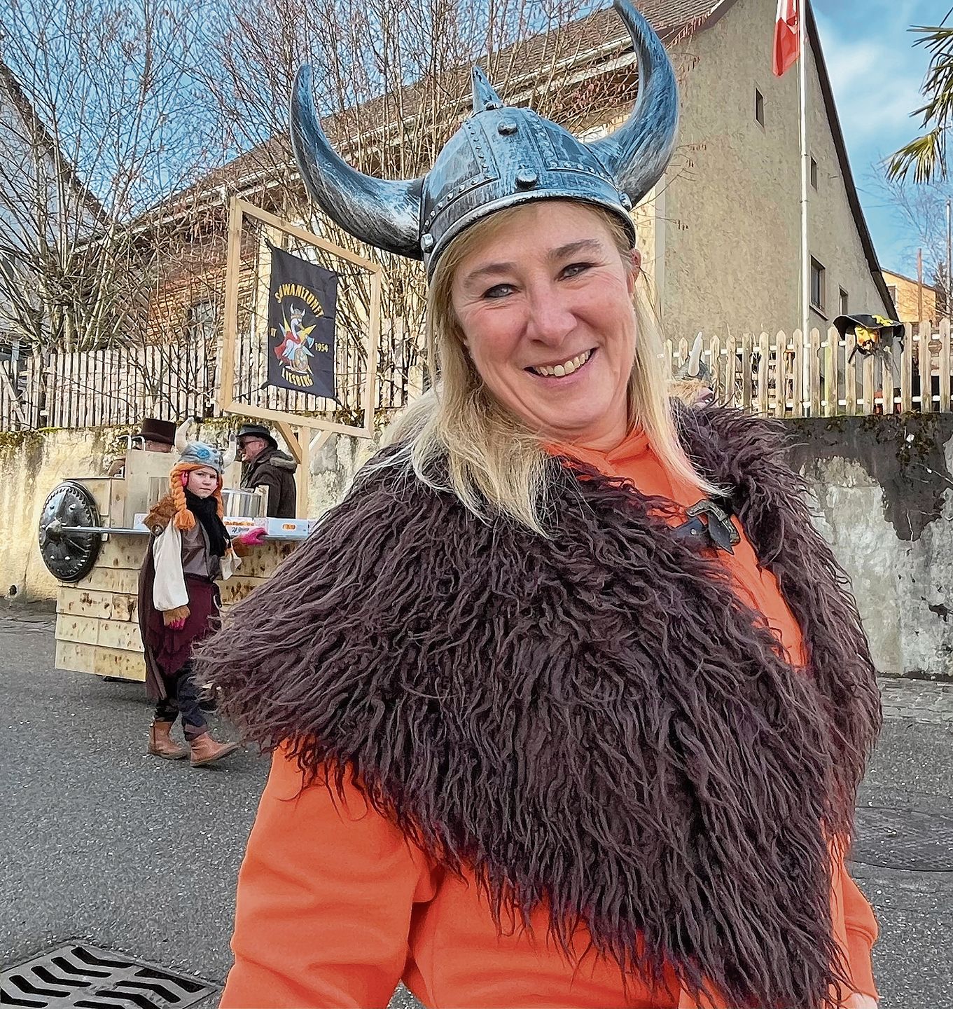 Schwanezunft Liesberg: Die Wikingerfrau verteilt Glühwein. Schwanezunft Liesberg: Die Wikingerfrau verteilt Glühwein.