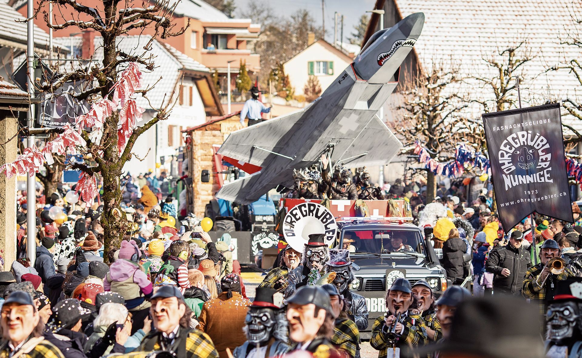 Geschichtsträchtig: Erstmals in der Dorfgeschichte flog ein Kampfjet durch die Bretzwilerstrasse. Fotos: Katja Schmidlin Geschichtsträchtig: Erstmals in der Dorfgeschichte flog ein Kampfjet durch die Bretzwilerstrasse. Fotos: Katja Schmidlin