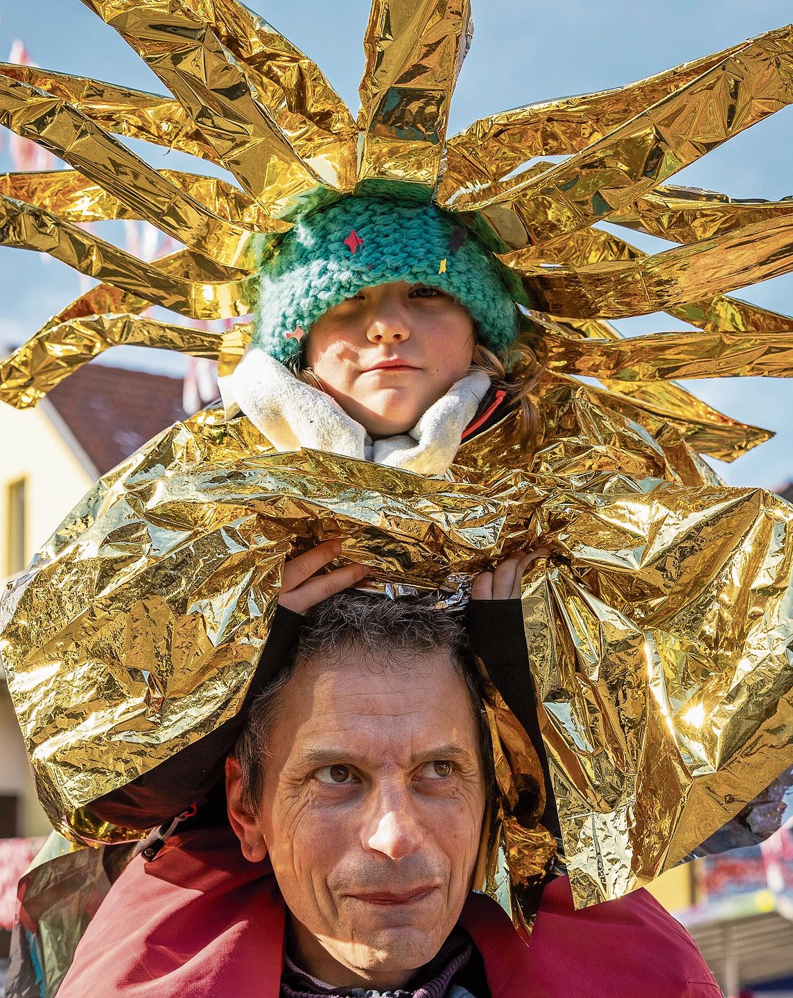 Sonnig: Eine Sonne leuchtete auf väterlichen Schultern. Sonnig: Eine Sonne leuchtete auf väterlichen Schultern.