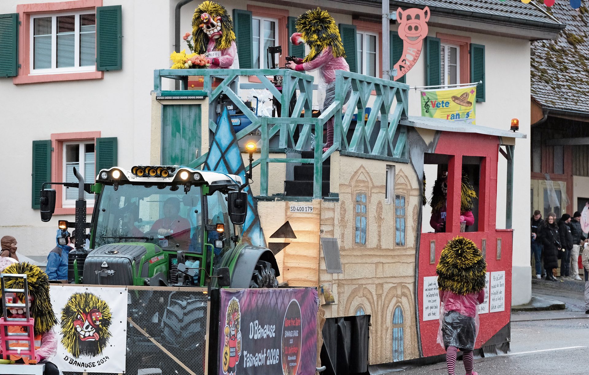 Im Louvre: D’Banause 2014 mit ihrem stattlichen Wagen. Fotos: Thomas Brunnschweiler