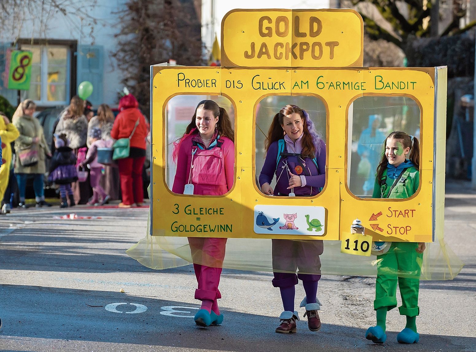 Mitspielen erwünscht: der lebende Spielautomat. Mitspielen erwünscht: der lebende Spielautomat.