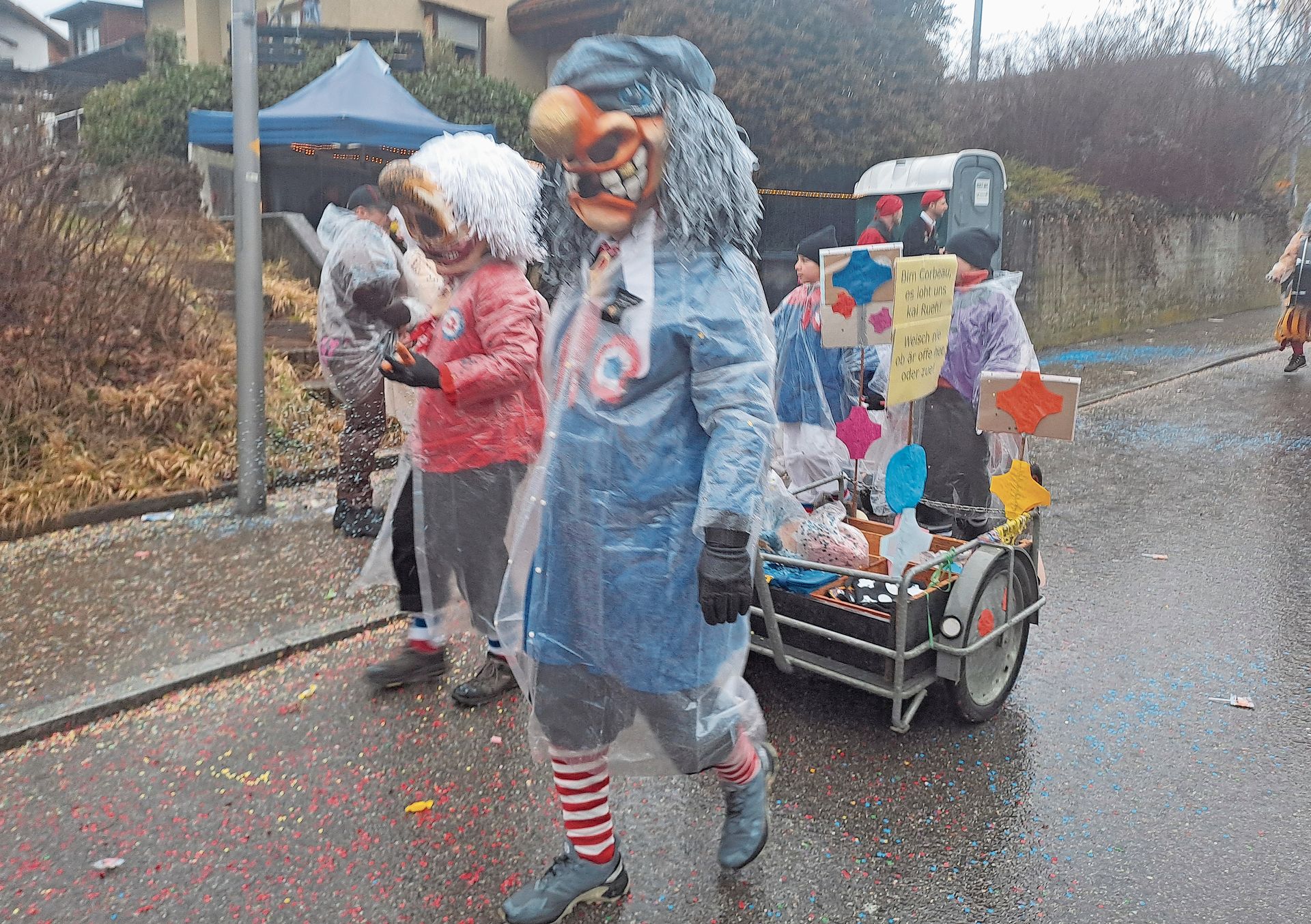 Schyssdräggziigli ahoi!: Rund 100 Aktive waren trotz Hudelwetter am Umzug dabei.