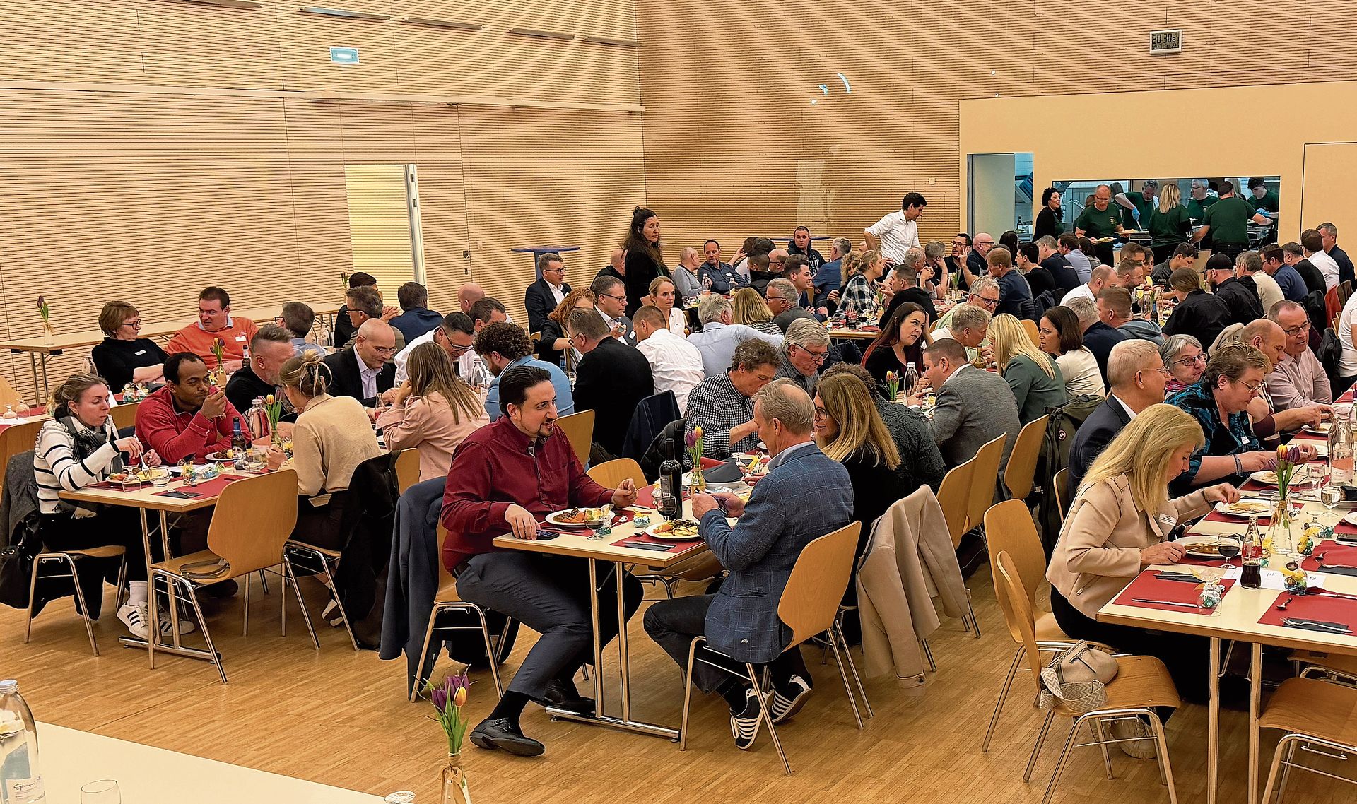Nachtessen nach der Versammlung: Der Verein Schwanenzunft bediente in Liesberg die Mitglieder des Gewerbevereins KMU Laufental. Fotos: Gaby Walther