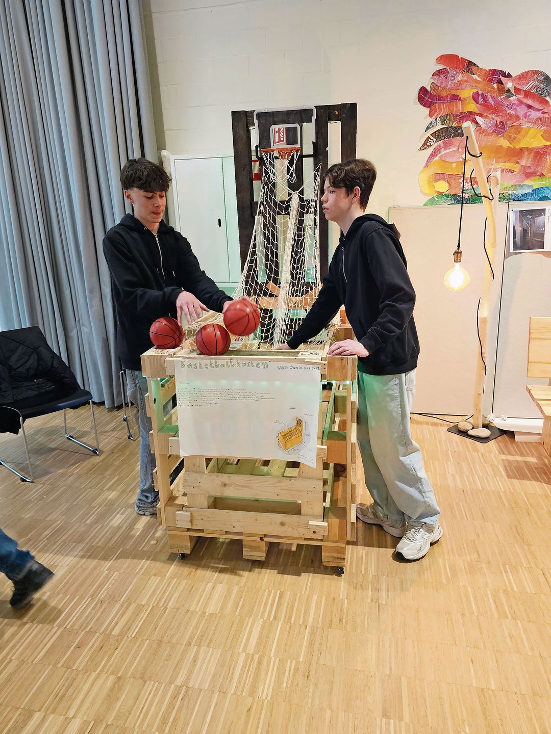 Basketball: Jamie Rudmann (l.) und Joel Loosli mit ihrem Basketballkasten. 