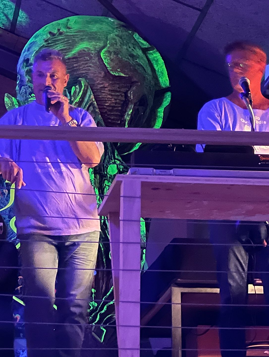 Verantwortlich für die Musik: DJ Jean Roth und «Geybry» Barell im Element. Foto: Simon Jermann