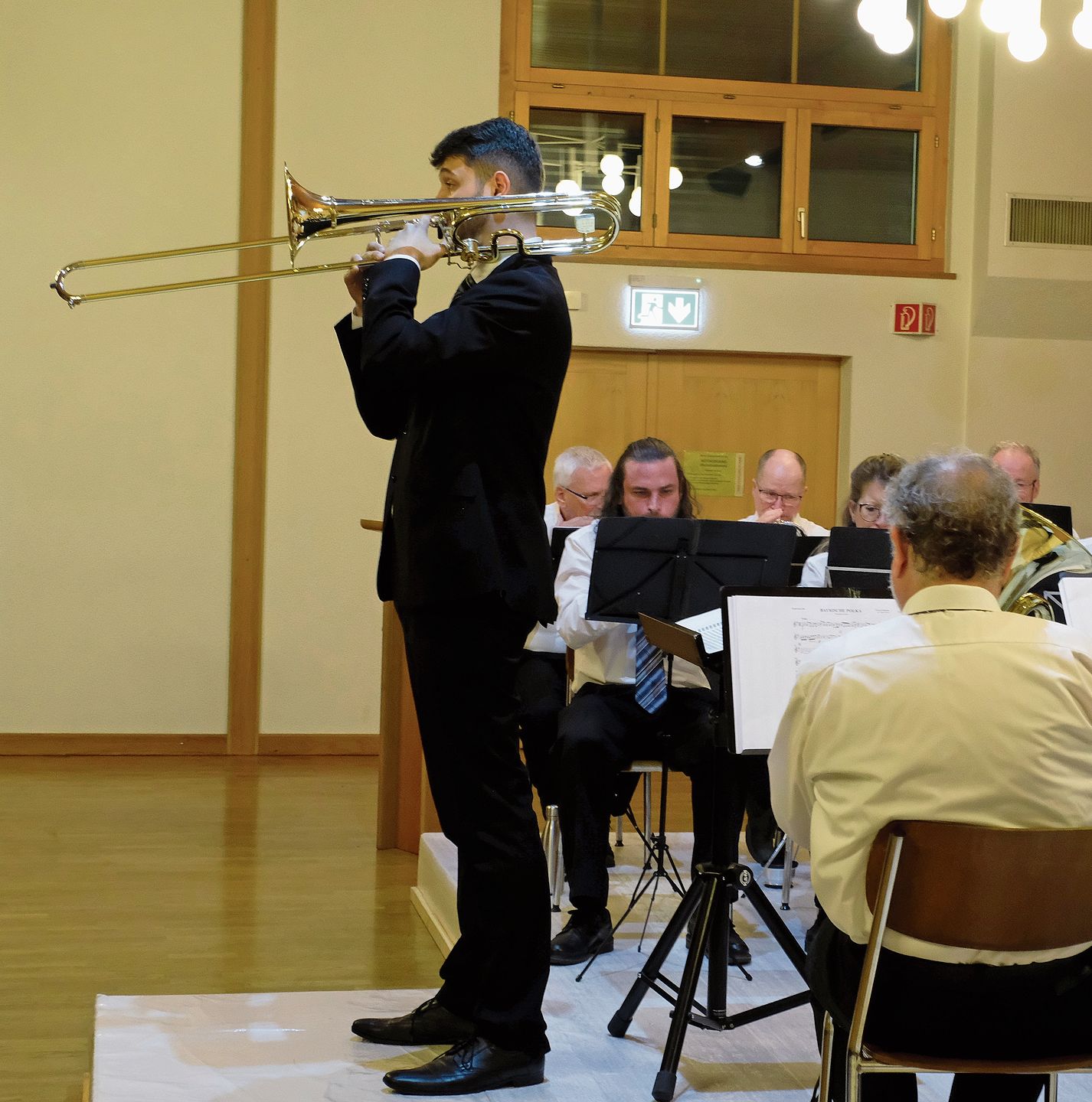 Mit der Posaune: Dirigent Tamás Szente als brillanter Solo-Posaunist.