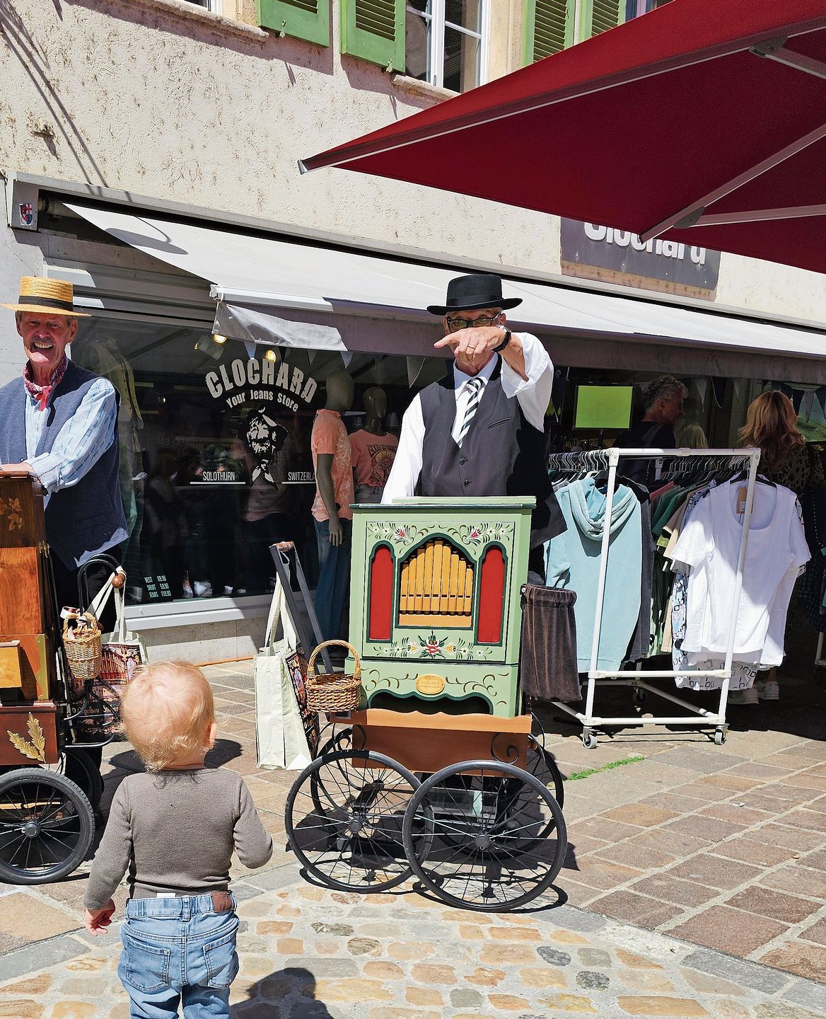 Was wäre ein Markt ohne Drehorgelspieler?: Ein junger Fan staunt über die Musik, die aus den «Kästen» strömt. Fotos: Melanie Brêchet