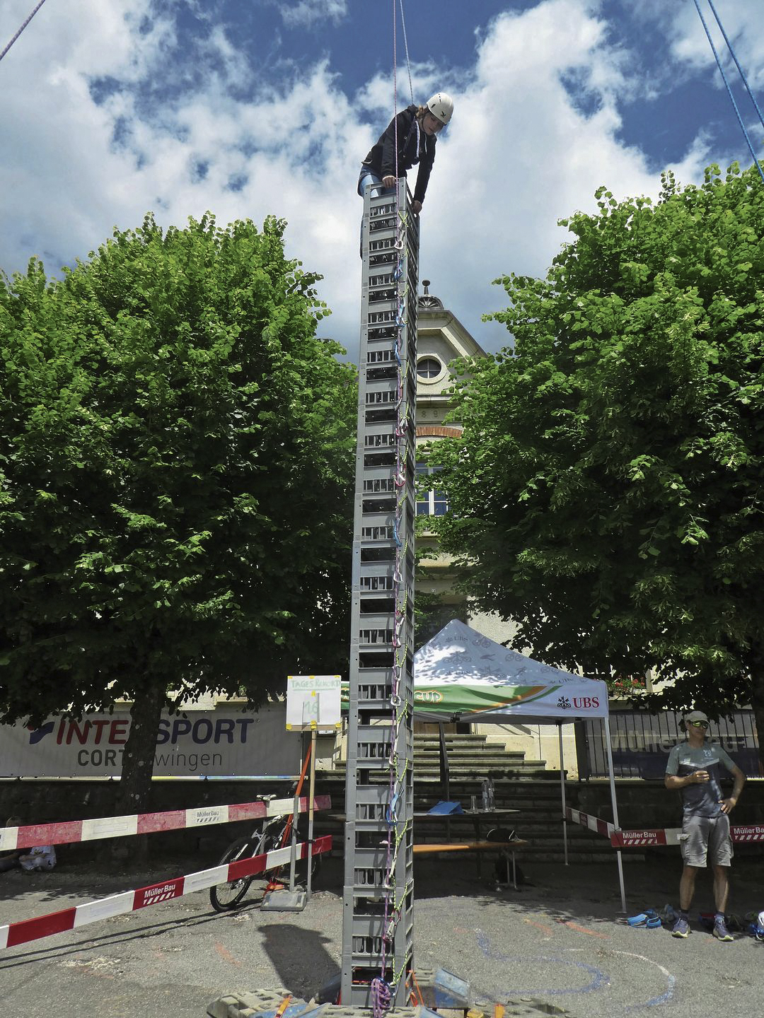 Der Himmel ruft: Harassenstapeln vor dem Schulhaus. Der Himmel ruft: Harassenstapeln vor dem Schulhaus.
