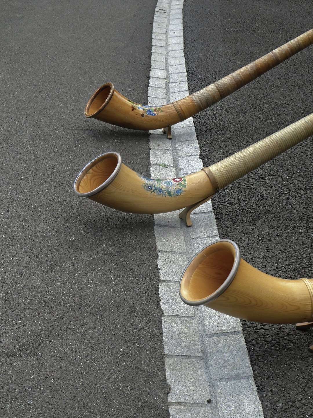 Schön anzusehen: Das neue Trottoir glänzt mit den Alphörnern um die Wette. Schön anzusehen: Das neue Trottoir glänzt mit den Alphörnern um die Wette.