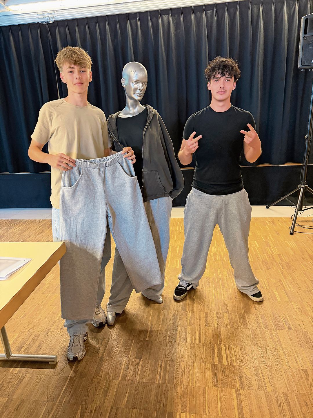 Jogginghose: Passend zur Trainingsjacke, die die Klasse im Textilen Werken genäht hatte, haben Lionel (l.) und Bennjo eine Jogginghose designt. Jogginghose: Passend zur Trainingsjacke, die die Klasse im Textilen Werken genäht hatte, haben Lionel (l.) und Bennjo eine Jogginghose designt.