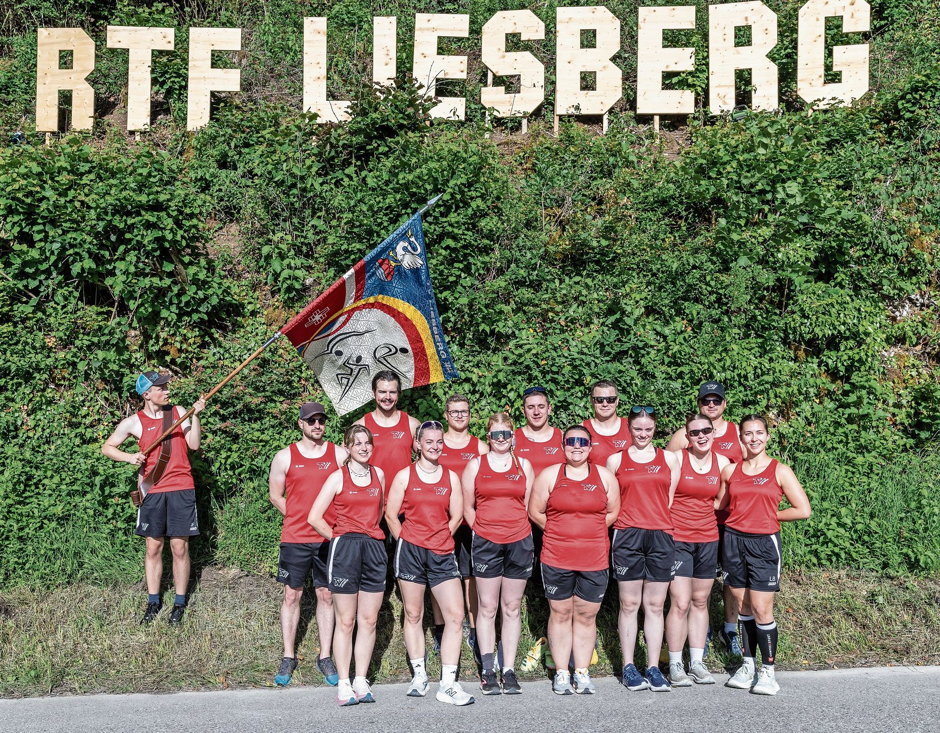 Vor dem Wettkampf: Der TV Liesberg fand noch Zeit für ein Gruppenfoto. Vor dem Wettkampf: Der TV Liesberg fand noch Zeit für ein Gruppenfoto.